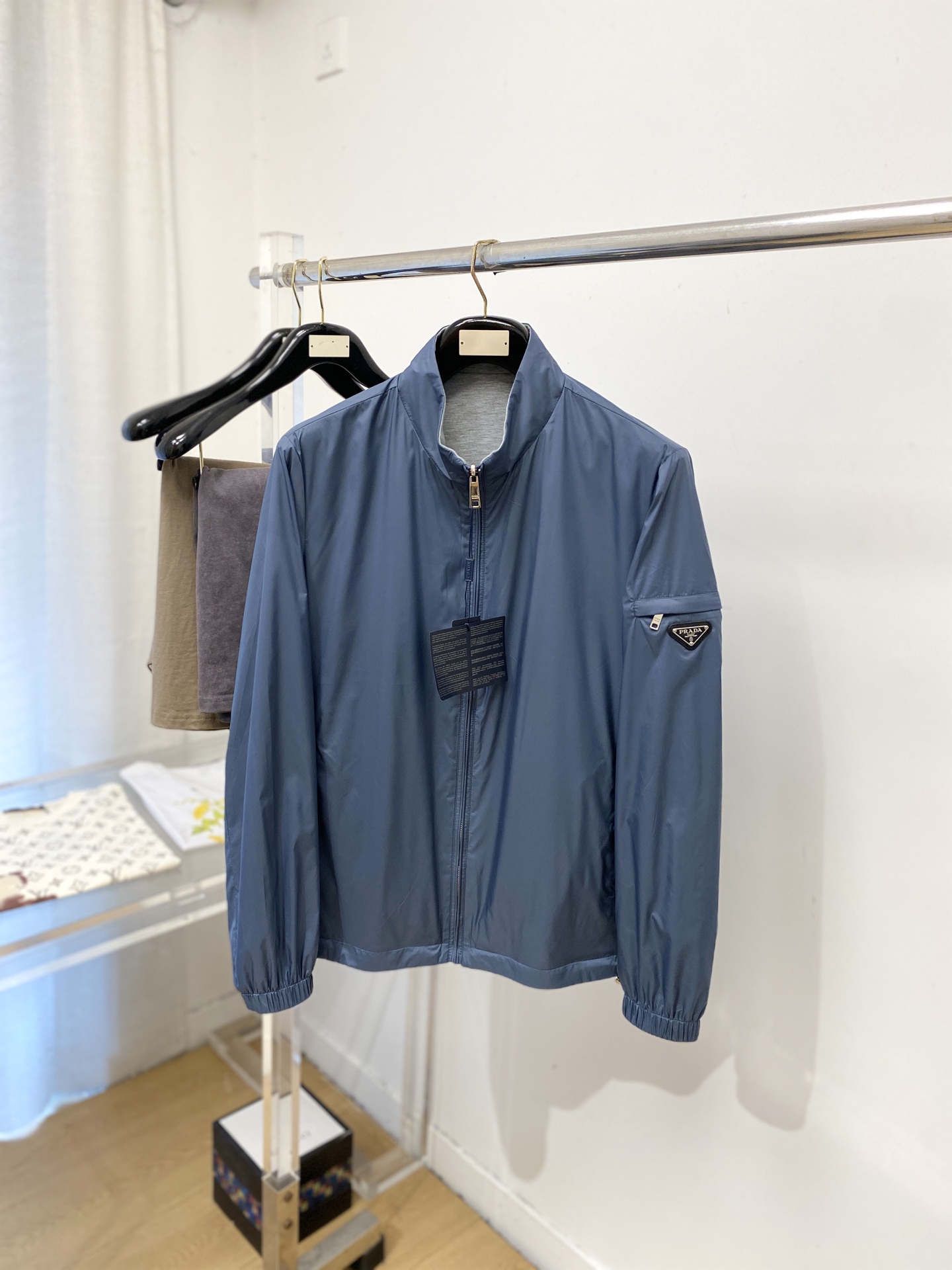 NO:745748,Prada, 2026 new product, reversible jacket, fashionable and handsome, simple and versatile, cuff hardware decorated with triangle logo, customized original fabric, not only crisp and trendy silhouette, but also comfortable to wear, more delicate yarn, size M-3XL,, prada, jackets & coats, jackets & coats,19860909普拉达、2026新品双面穿夹克外套,时尚帅气,简约百搭款,袖口五金装饰三角标logo,定制原版面料,不仅挺括,保持潮流的廓形,又穿着舒适,纱织更细腻,码数M-3XL,,prada,jackets & coats,jackets & coats,,Men's clothing