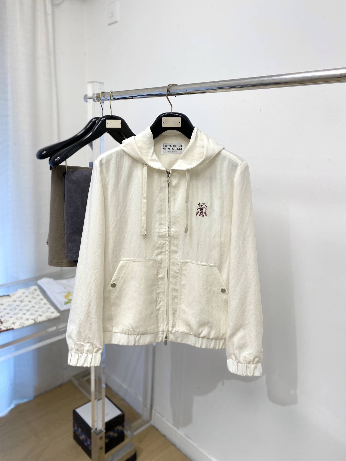 NO:745784,Brunello Cucinelli, 2026 new jacket, fashionable and handsome, simple and versatile, exquisite embroidered logo on the chest, customized original fabric, not only stiff and keeping the trendy silhouette, but also comfortable to wear, the yarn is more delicate, size M-3XL,, brunello cucinelli, jackets & coats,jackets & coats,19860909Brunello Cucinelli、2026新品夹克外套,时尚帅气,简约百搭款,胸前精致刺绣图案logo,定制原版面料,不仅挺括,保持潮流的廓形,又穿着舒适,纱织更细腻,码数M-3XL,,brunello cucinelli,jackets & coats,jackets & coats,,Men's clothing