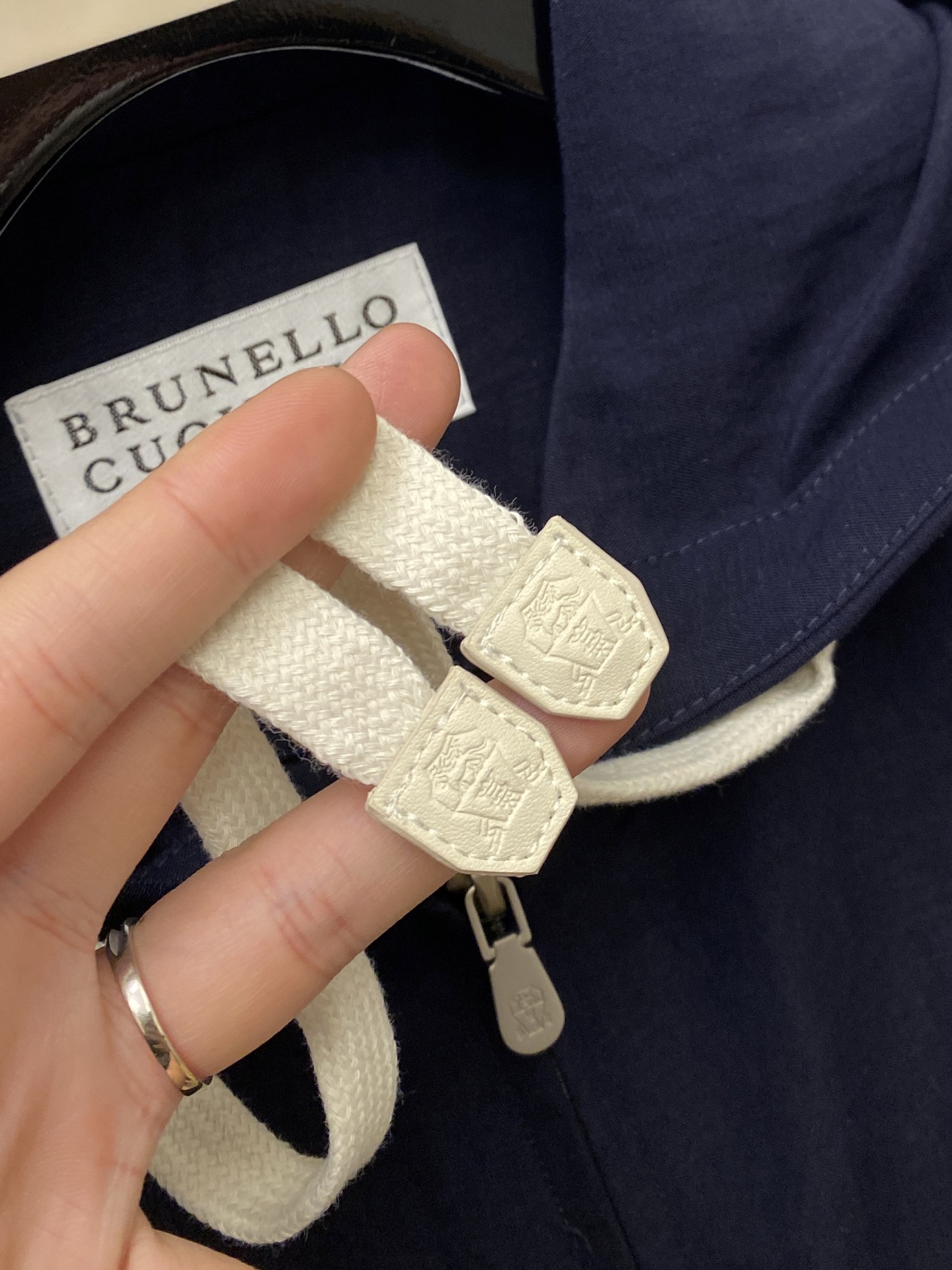 Brunello Cucinelli、2026新品夹克外套，时尚帅气，简约百搭款，胸前精致刺绣图案log