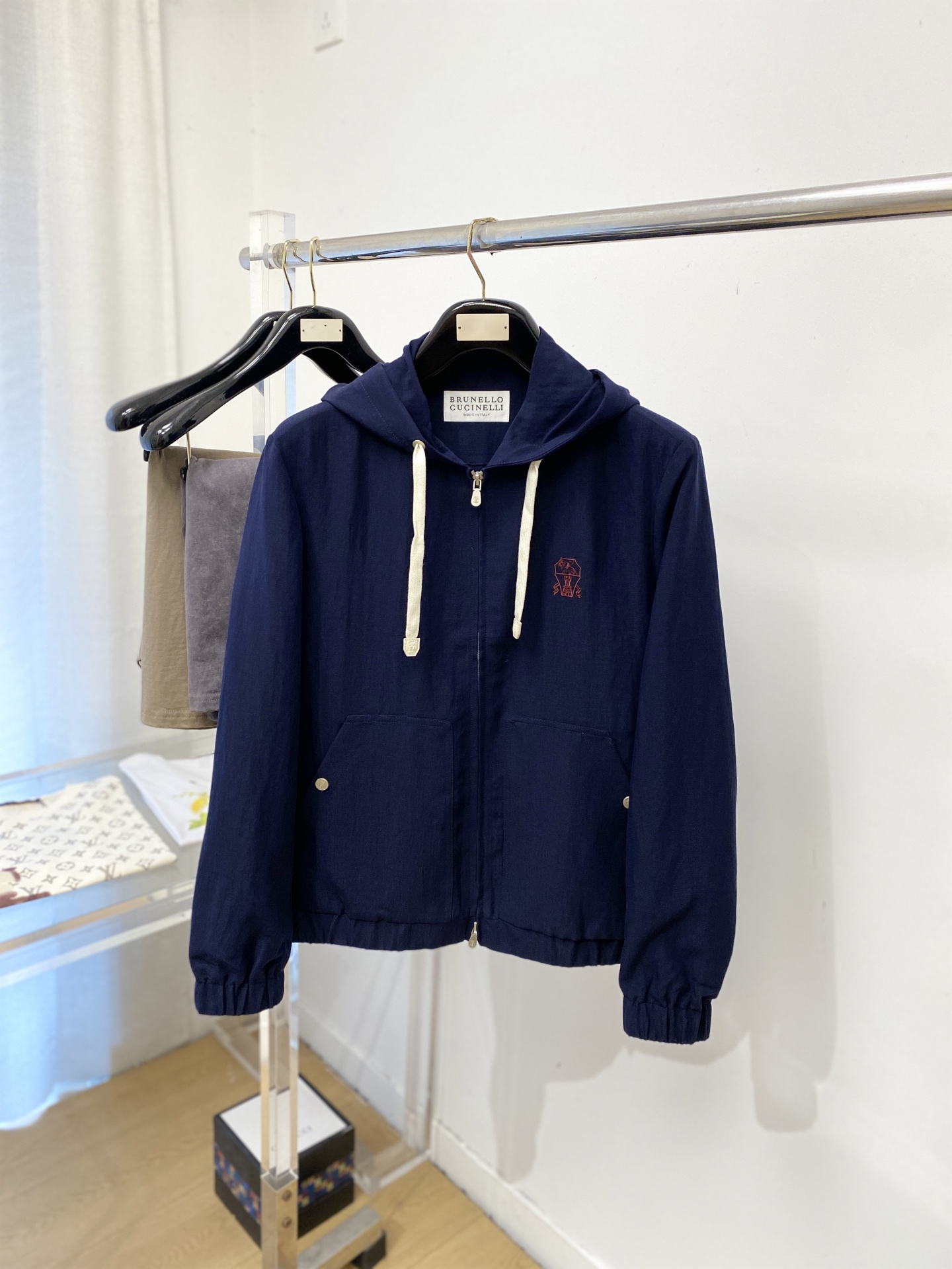 Brunello Cucinelli、2026新品夹克外套，时尚帅气，简约百搭款，胸前精致刺绣图案log
