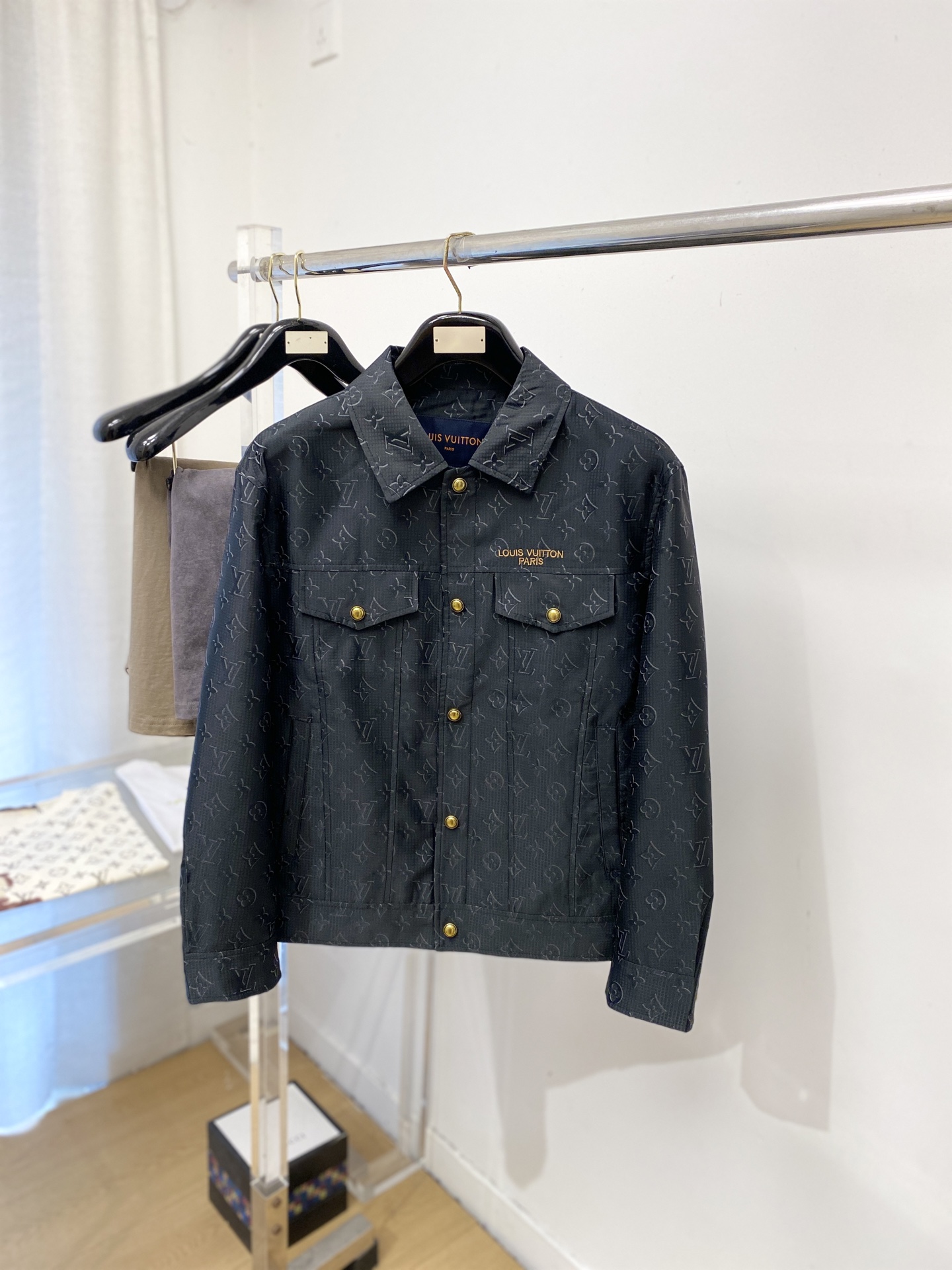 NO:745742,Louis Vuitton, 2026 new jacket, fashionable and handsome, simple and versatile, exquisite embroidered letter logo on the chest, customized original fabric, not only stiff and maintain the trendy silhouette, but also comfortable to wear, the yarn is more delicate, size M-3XL,, louis vuitton, jackets & coats, jackets & coats,19860909路易威登、2026新品夹克外套,时尚帅气,简约百搭款,胸前精致刺绣字母logo,定制原版面料,不仅挺括,保持潮流的廓形,又穿着舒适,纱织更细腻,码数M-3XL,,louis vuitton,jackets & coats,jackets & coats,,Men's clothing