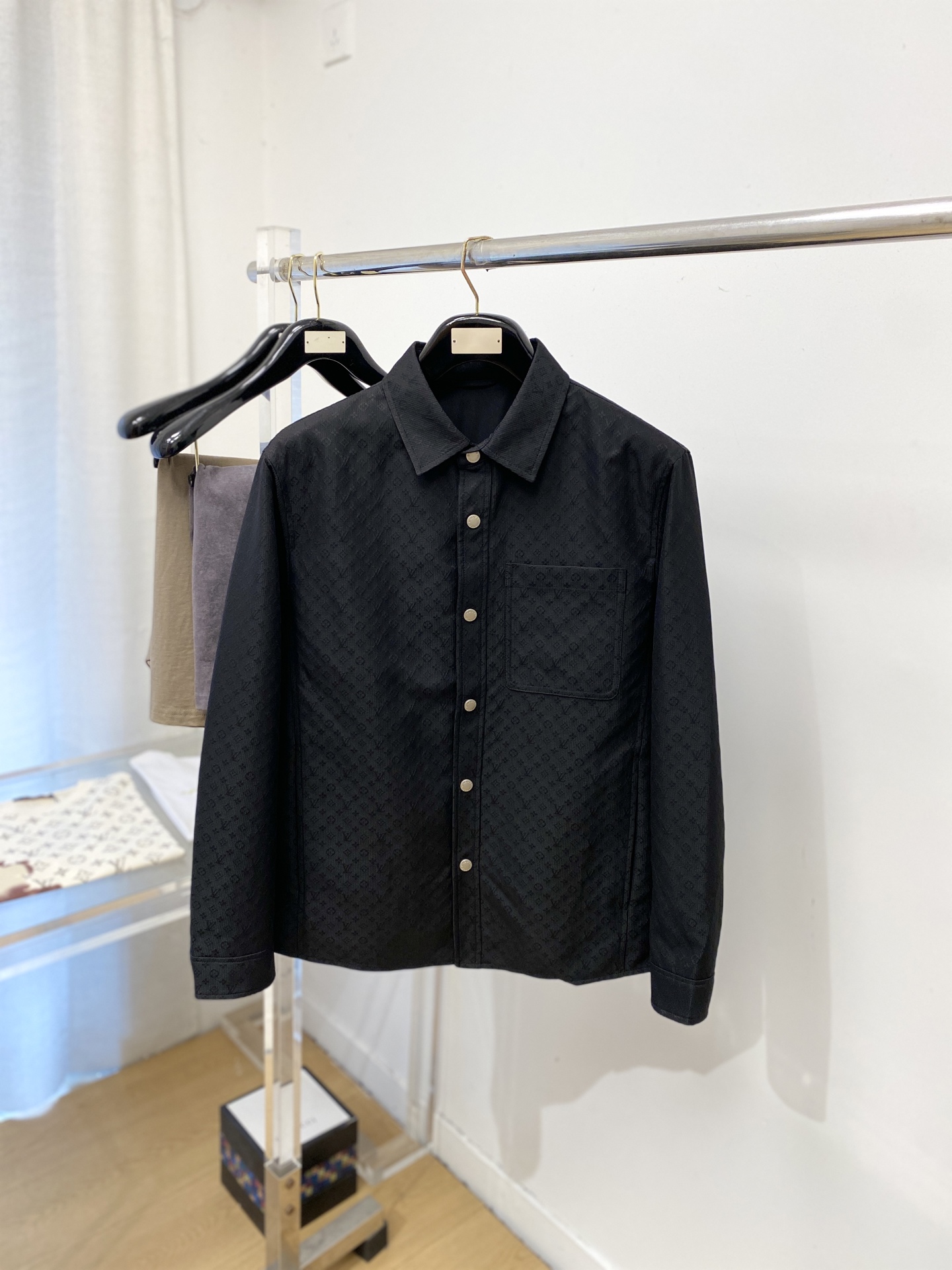 NO:745779,Louis Vuitton, 2026 new shirt jacket, fashionable and handsome, simple and versatile, original hardware accessories logo, customized original fabric, not only crisp and trendy silhouette, but also comfortable to wear, more delicate yarn weaving, size M-3XL,, louis vuitton, jackets & coats, shirts,19860909路易威登、2026新品衬衫外套,时尚帅气,简约百搭款,原版五金辅料logo,定制原版面料,不仅挺括,保持潮流的廓形,又穿着舒适,纱织更细腻,码数M-3XL,,louis vuitton,jackets & coats,shirts,,Men's clothing