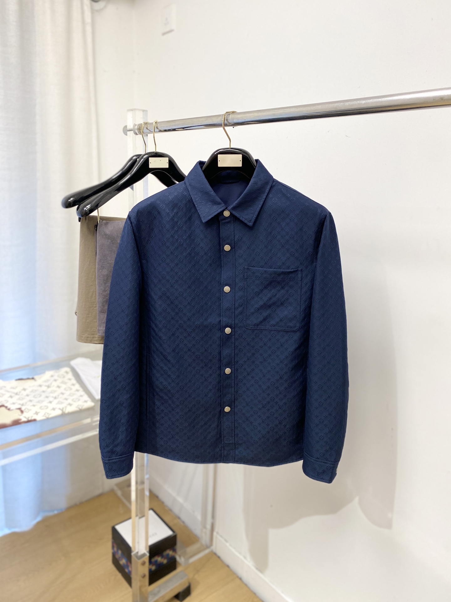 NO:745774,Louis Vuitton, 2026 new shirt jacket, fashionable and handsome, simple and versatile, original hardware accessories logo, customized original fabric, not only crisp and trendy silhouette, but also comfortable to wear, more delicate yarn weaving, size M-3XL,, louis vuitton, jackets & coats, shirts,19860909路易威登、2026新品衬衫外套,时尚帅气,简约百搭款,原版五金辅料logo,定制原版面料,不仅挺括,保持潮流的廓形,又穿着舒适,纱织更细腻,码数M-3XL,,louis vuitton,jackets & coats,shirts,,Men's clothing