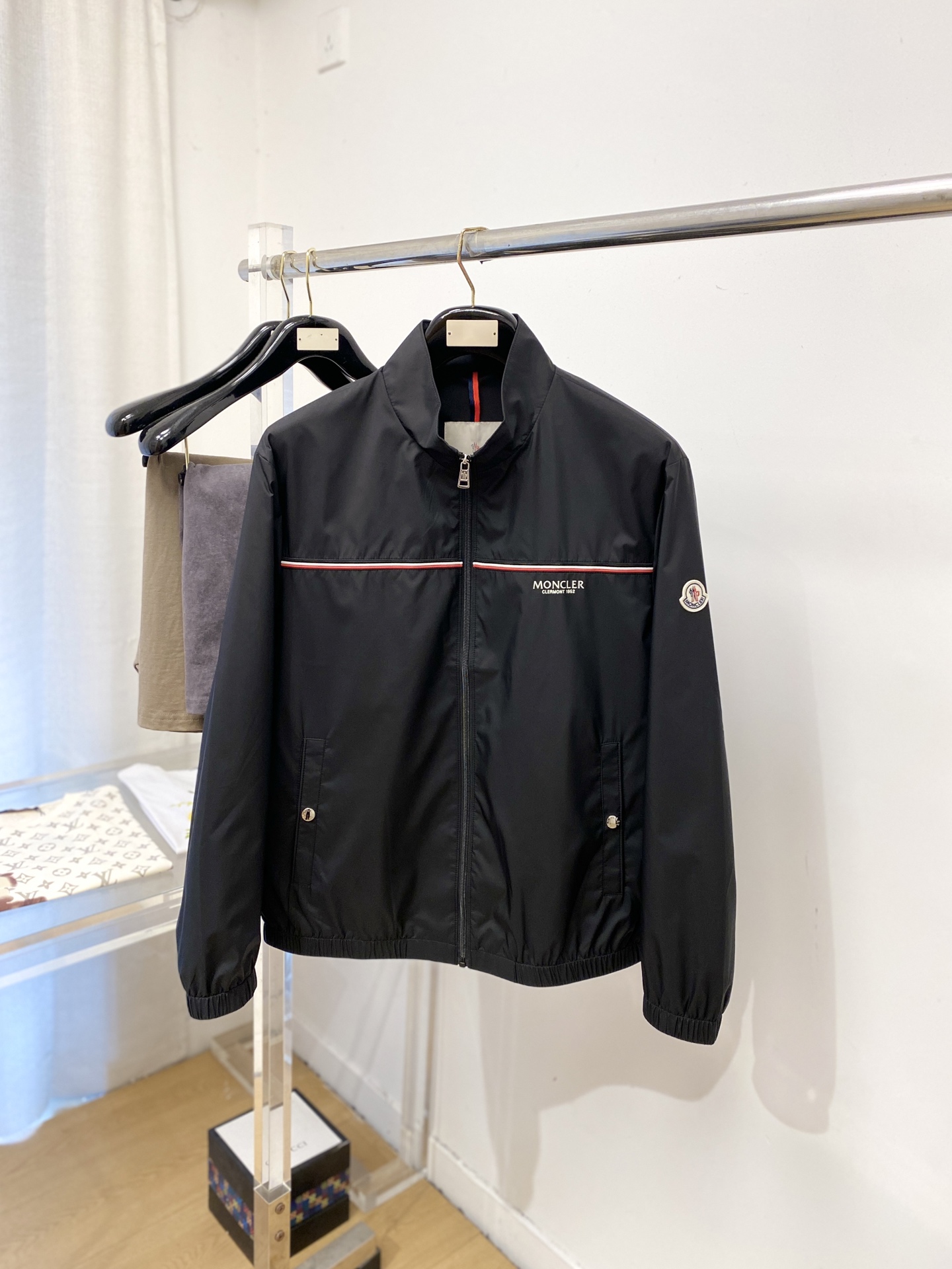 NO:745785,Moncler, 2026 new jacket jacket, fashionable and handsome, simple and versatile, cuffs embroidered with decorative pattern logo, customized original fabric, not only crisp and trendy silhouette, but also comfortable to wear, more delicate yarn weaving, size M-3XL,,Moncler,jackets & coats,jackets & coats,19860909蒙口、2026新品夹克外套,时尚帅气,简约百搭款,袖口刺绣装饰图案logo,定制原版面料,不仅挺括,保持潮流的廓形,又穿着舒适,纱织更细腻,码数M-3XL,,Moncler,jackets & coats,jackets & coats,,Men's clothing