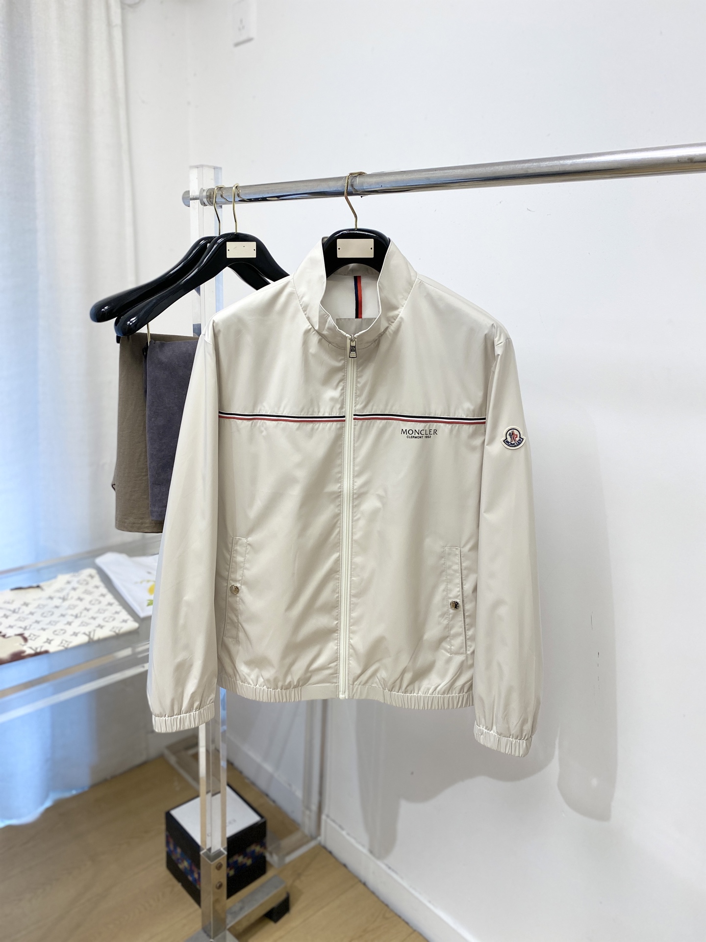 NO:745780,Moncler, 2026 new jacket jacket, fashionable and handsome, simple and versatile, cuffs embroidered with decorative pattern logo, customized original fabric, not only crisp and trendy silhouette, but also comfortable to wear, more delicate yarn weaving, size M-3XL,,Moncler,jackets & coats,jackets & coats,19860909蒙口、2026新品夹克外套,时尚帅气,简约百搭款,袖口刺绣装饰图案logo,定制原版面料,不仅挺括,保持潮流的廓形,又穿着舒适,纱织更细腻,码数M-3XL,,Moncler,jackets & coats,jackets & coats,,Men's clothing