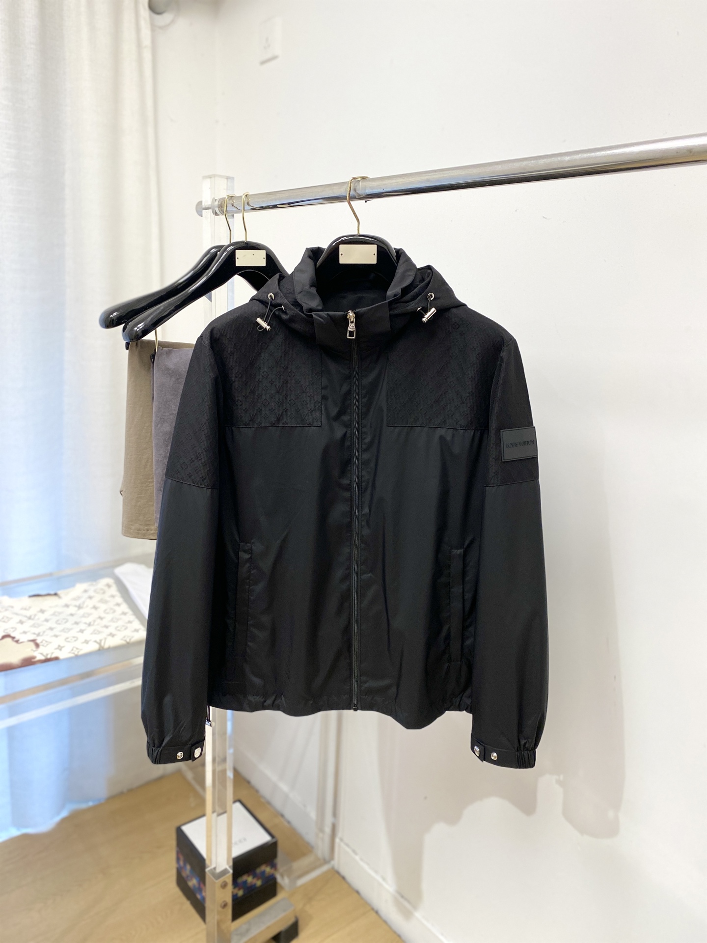 NO:745769,Louis Vuitton, 2026 new jacket, fashionable and handsome, simple and versatile, embroidered letter logo on the cuffs, customized original fabric, not only stiff and maintain the trendy silhouette, but also comfortable to wear, the yarn is more delicate, size M-3XL,, louis vuitton, jackets & coats, jackets & coats,19860909路易威登、2026新品夹克外套,时尚帅气,简约百搭款,袖口刺绣装饰字母logo,定制原版面料,不仅挺括,保持潮流的廓形,又穿着舒适,纱织更细腻,码数M-3XL,,louis vuitton,jackets & coats,jackets & coats,,Men's clothing