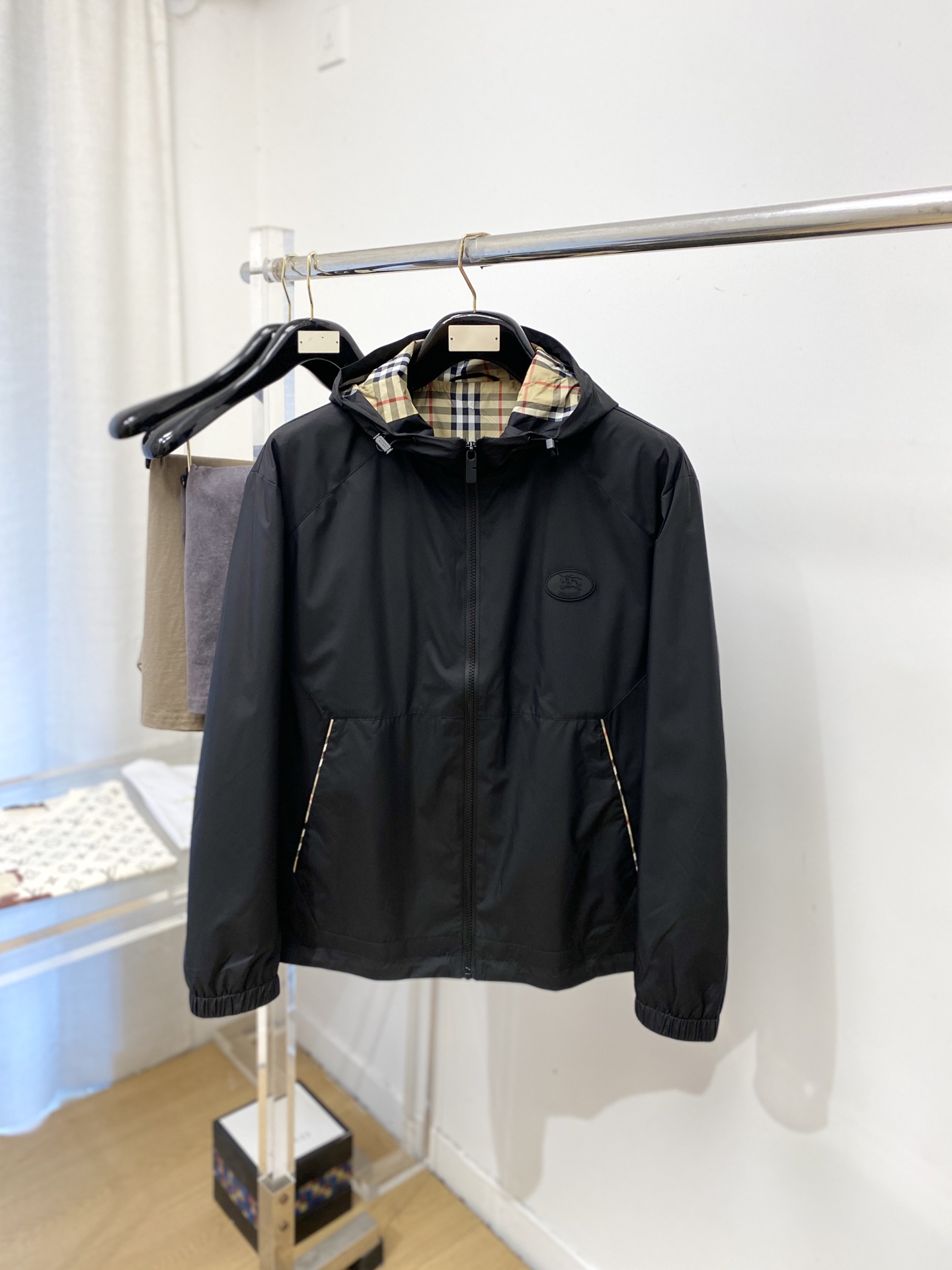 NO:745764,Burberry, 2026 new jacket, fashionable and handsome, simple and versatile, embroidered logo on the chest, customized original fabric, not only crisp and maintain the trendy silhouette, but also comfortable to wear, the yarn is more delicate, size M-3XL,,burberry,jackets & coats,jackets & coats,19860909巴宝莉、2026新品夹克外套,时尚帅气,简约百搭款,胸前刺绣装饰图案logo,定制原版面料,不仅挺括,保持潮流的廓形,又穿着舒适,纱织更细腻,码数M-3XL,,burberry,jackets & coats,jackets & coats,,Men's clothing