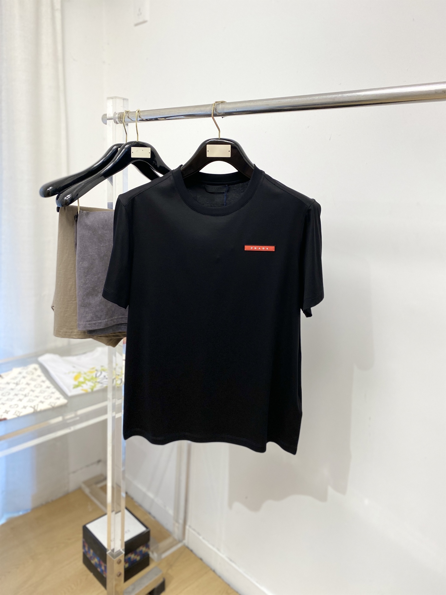 NO:745758,Prada, 2026 new short-sleeved T-shirt, handsome and fashionable, with embossed printed letter logo on the chest, simple and versatile. The fabric cotton is not only crisp and maintains the trendy silhouette, but also comfortable to wear, and the yarn is more delicate. Size M-3XL, prada, T-shirt, tees, t-shirt,19860909普拉达、2026新品短袖T恤,帅气时尚,胸前设计凹凸印胶字母logo,简约百搭款.面料棉 不仅挺括,保持潮流的廓形,又穿着舒适,纱织更细腻,码数M-3XL,,prada,T-shirt,tees，t-shirt,,Men's clothing