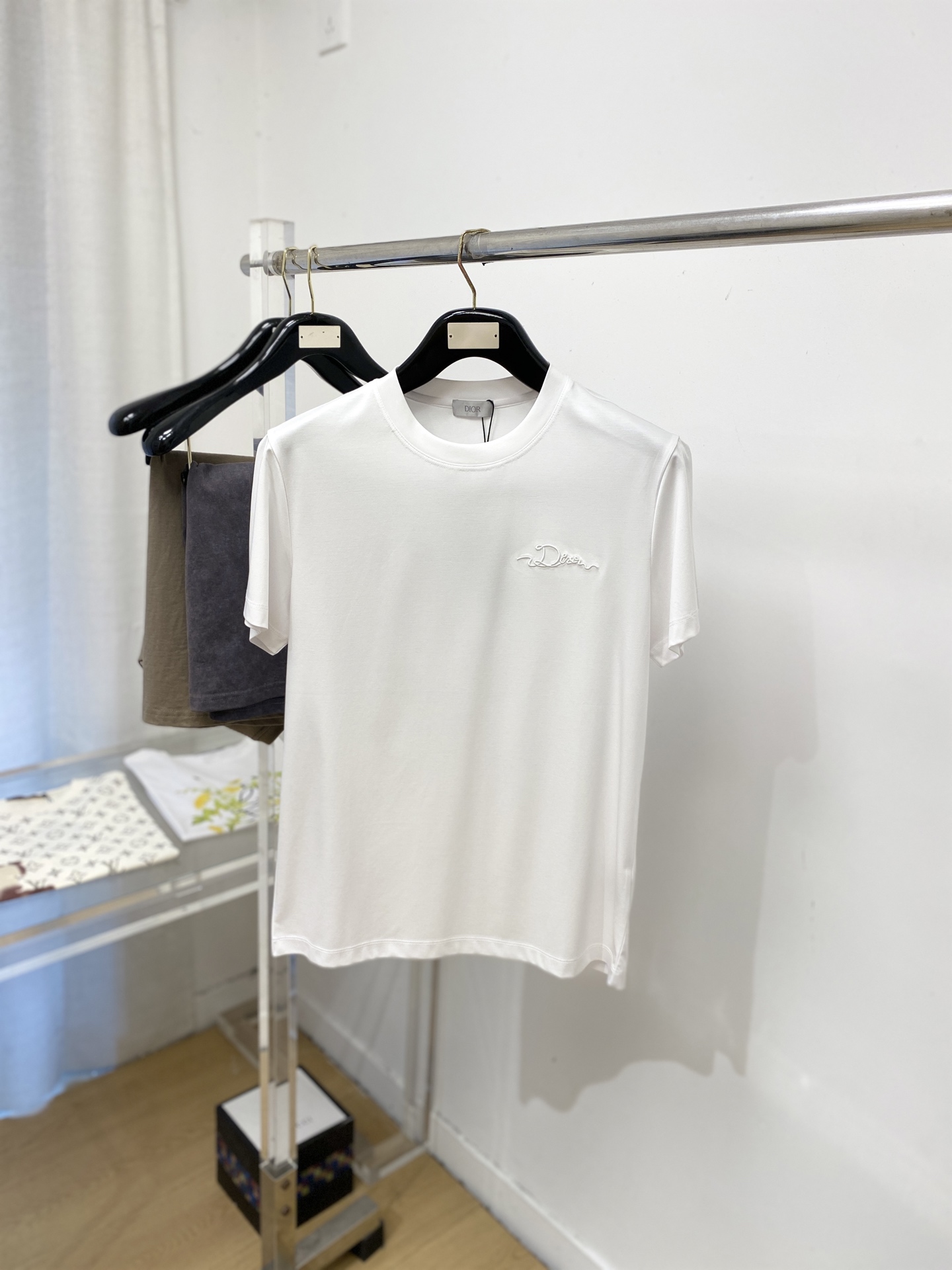 NO:745737,Dior, 2026 new short-sleeved T-shirt, handsome and fashionable, with exquisite embroidered letter logo on the chest, simple and versatile. The fabric cotton is not only crisp and maintains the trendy silhouette, but also comfortable to wear, and the yarn is more delicate. Size M-3XL, dior, T-shirt, tees, t-shirt,19860909迪奥、2026新品短袖T恤,帅气时尚,胸前精致刺绣字母logo,简约百搭款.面料棉 不仅挺括,保持潮流的廓形,又穿着舒适,纱织更细腻,码数M-3XL,,dior,T-shirt,tees，t-shirt,,Men's clothing