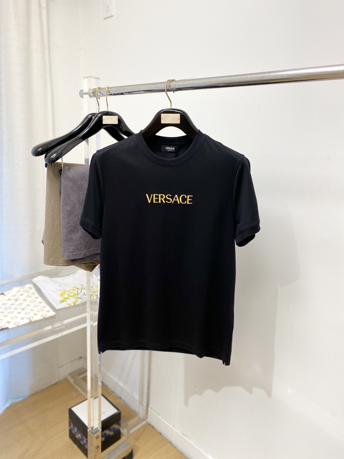 NO:745732,Versace, 2026 new short-sleeved T-shirt, handsome and fashionable, exquisitely embroidered letter logo on the chest, simple and versatile. The fabric cotton is not only crisp and maintains the trendy silhouette, but also comfortable to wear, and the yarn is more delicate. Size M-3XL, versace, T-shirt, tees, t-shirt,19860909范思哲、2026新品短袖T恤,帅气时尚,胸前精致刺绣字母logo,简约百搭款.面料棉 不仅挺括,保持潮流的廓形,又穿着舒适,纱织更细腻,码数M-3XL,,versace,T-shirt,tees，t-shirt,,Men's clothing