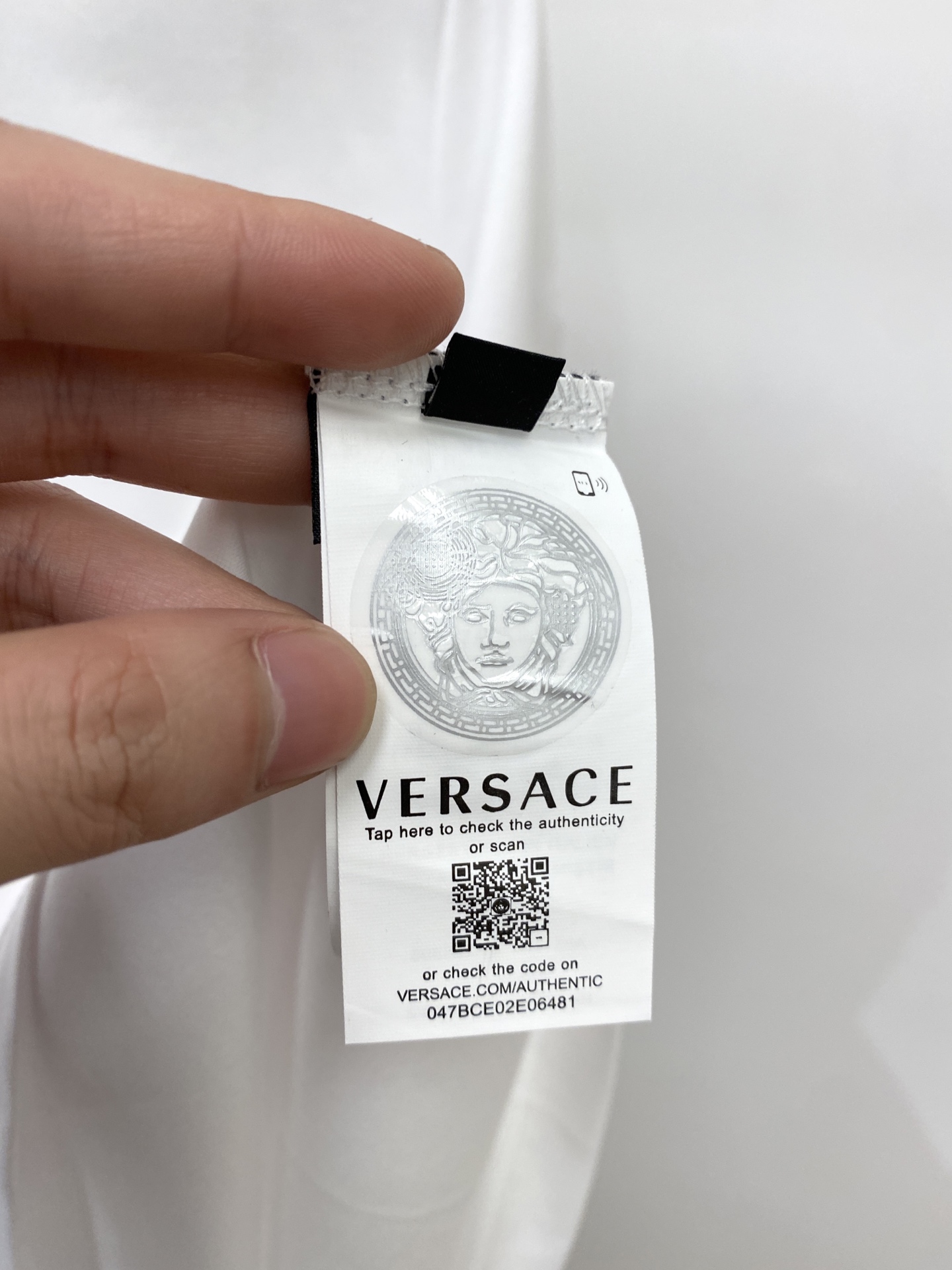 范思哲、2026新品短袖T恤，帅气时尚，胸前精致刺绣字母logo，简约百搭款。面料棉 不仅挺括，保持潮流