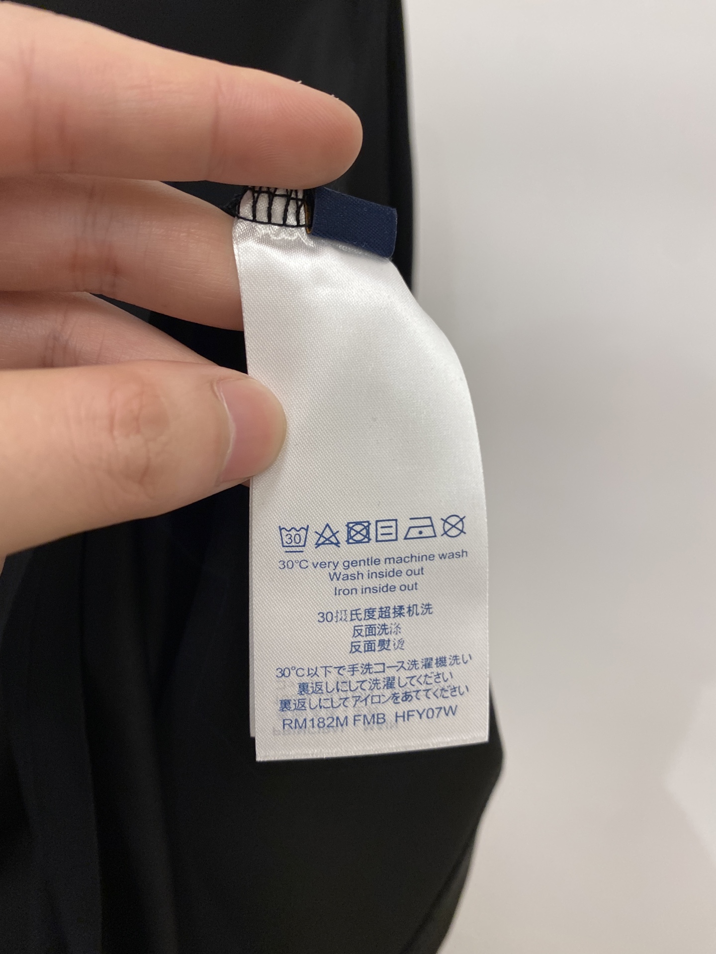 路易威登、2026新品短袖T恤，帅气时尚，胸前精致刺绣图案字母logo，简约百搭款。面料棉 不仅挺括，保