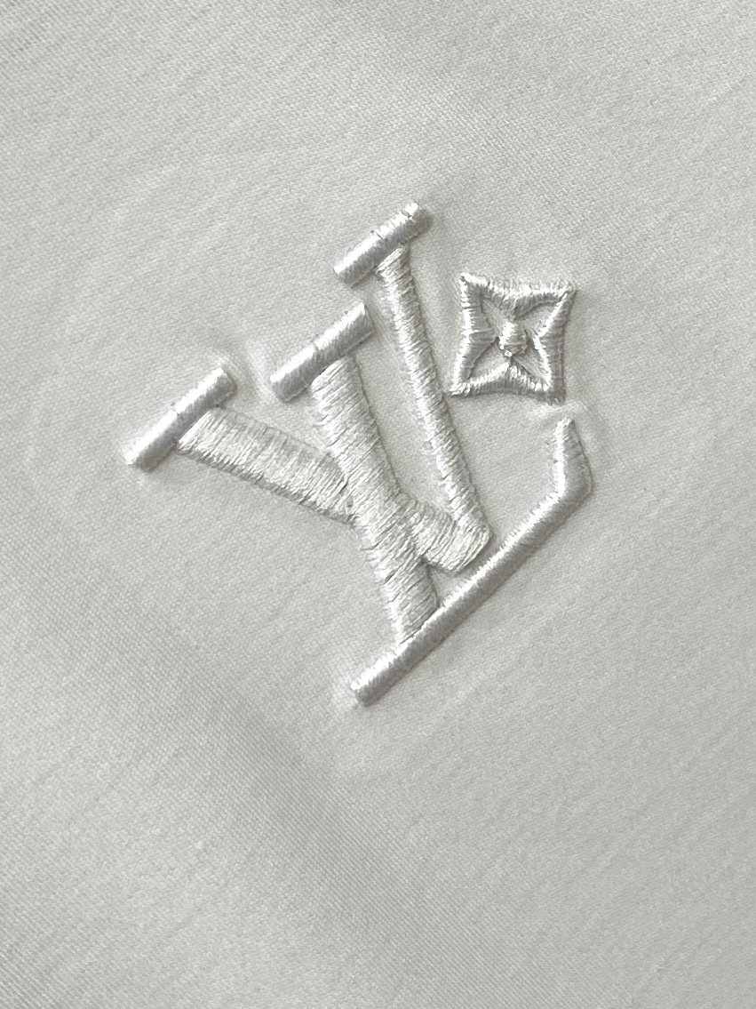 路易威登、2026新品短袖T恤，帅气时尚，胸前精致刺绣图案字母logo，简约百搭款。面料棉 不仅挺括，保
