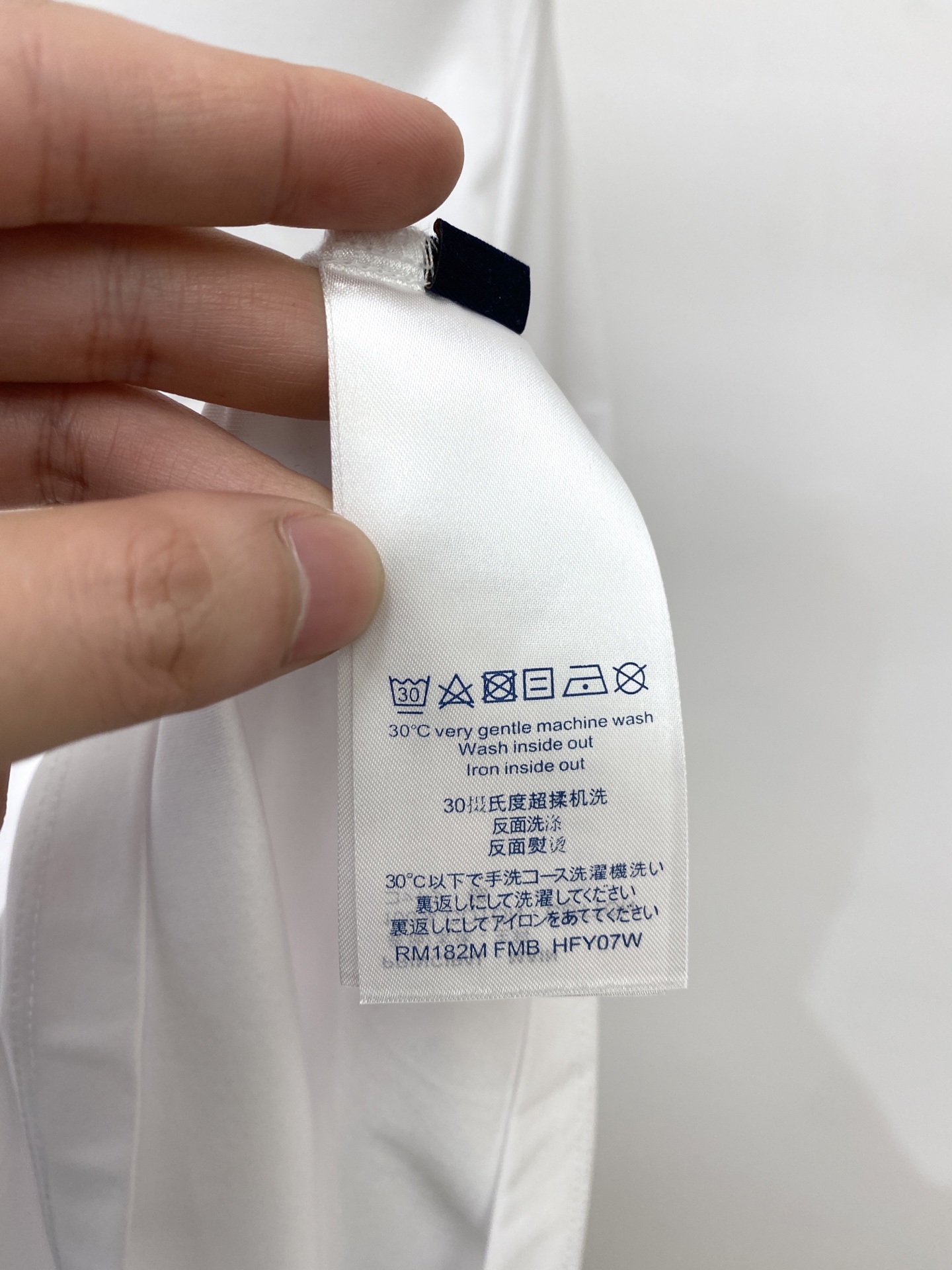 路易威登、2026新品短袖T恤，帅气时尚，胸前精致刺绣图案字母logo，简约百搭款。面料棉 不仅挺括，保