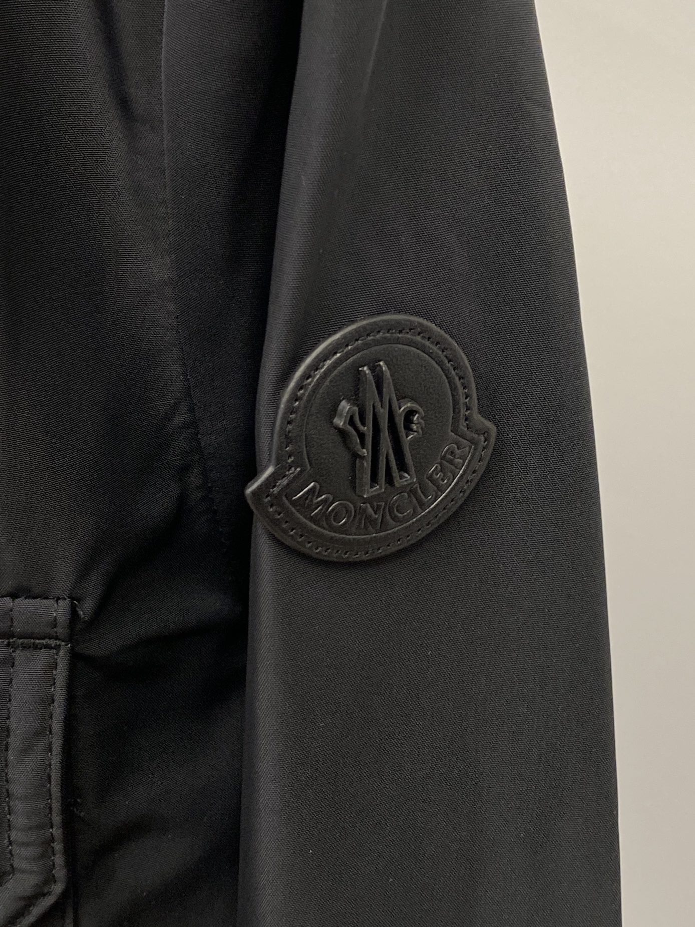 蒙口、2026新品夹克外套，时尚帅气，简约百搭款，袖口刺绣装饰图案logo，定制原版面料，不仅挺括，保持