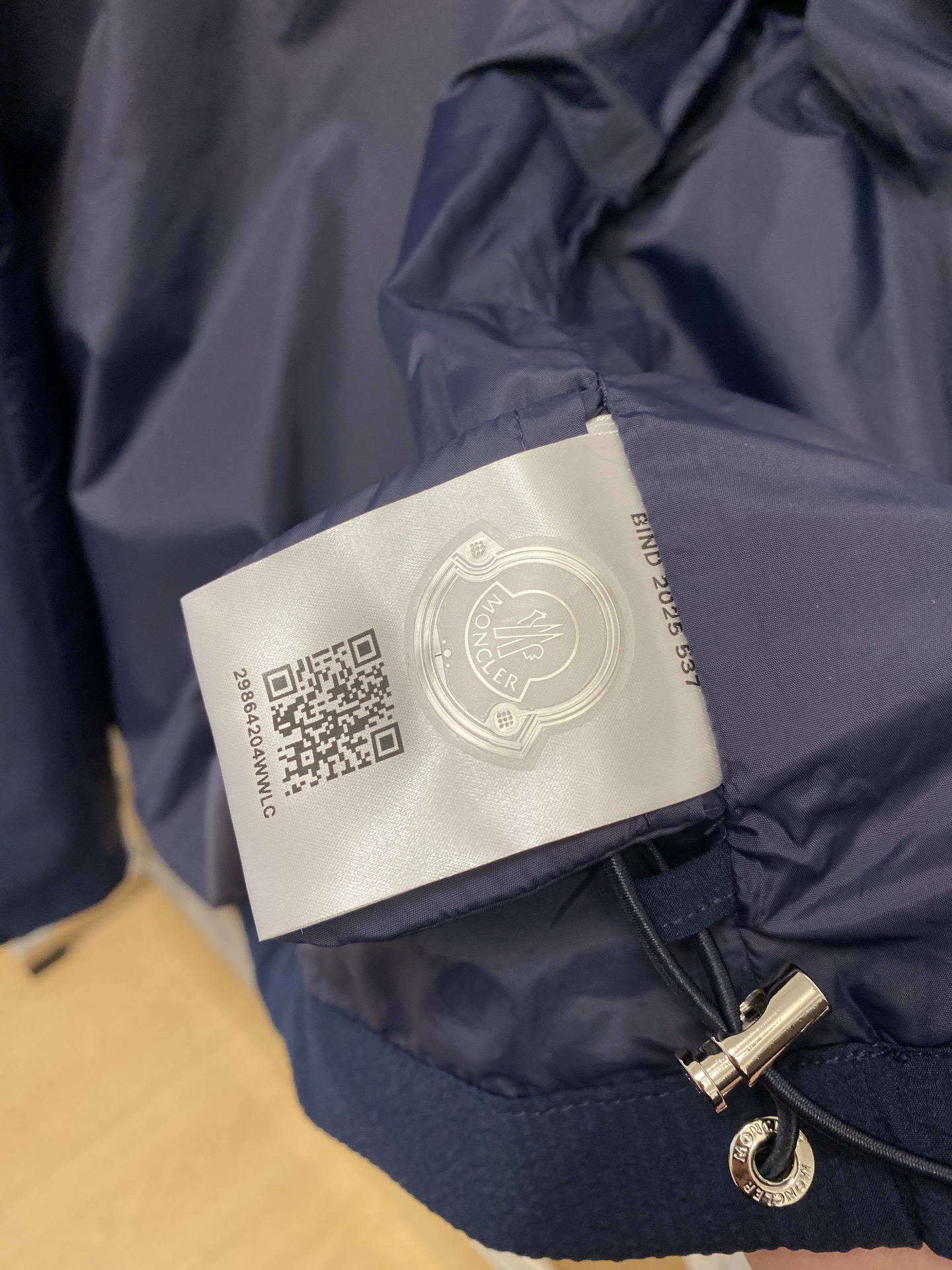 蒙口、2026新品夹克外套，时尚帅气，简约百搭款，袖口刺绣装饰图案logo，定制原版面料，不仅挺括，保持