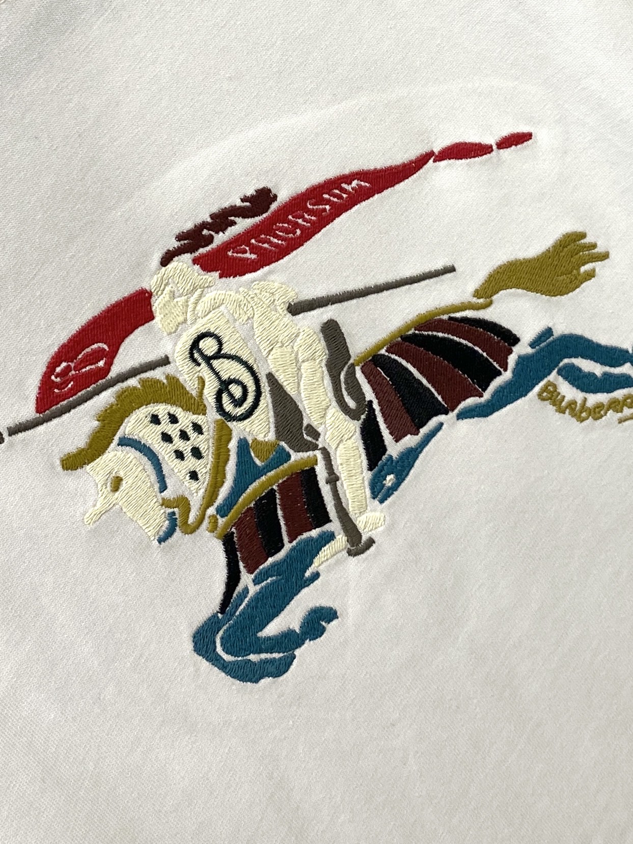 巴宝莉、2026新品短袖T恤，帅气时尚，胸前精致刺绣字母图案logo，简约百搭款。面料棉 不仅挺括，保持