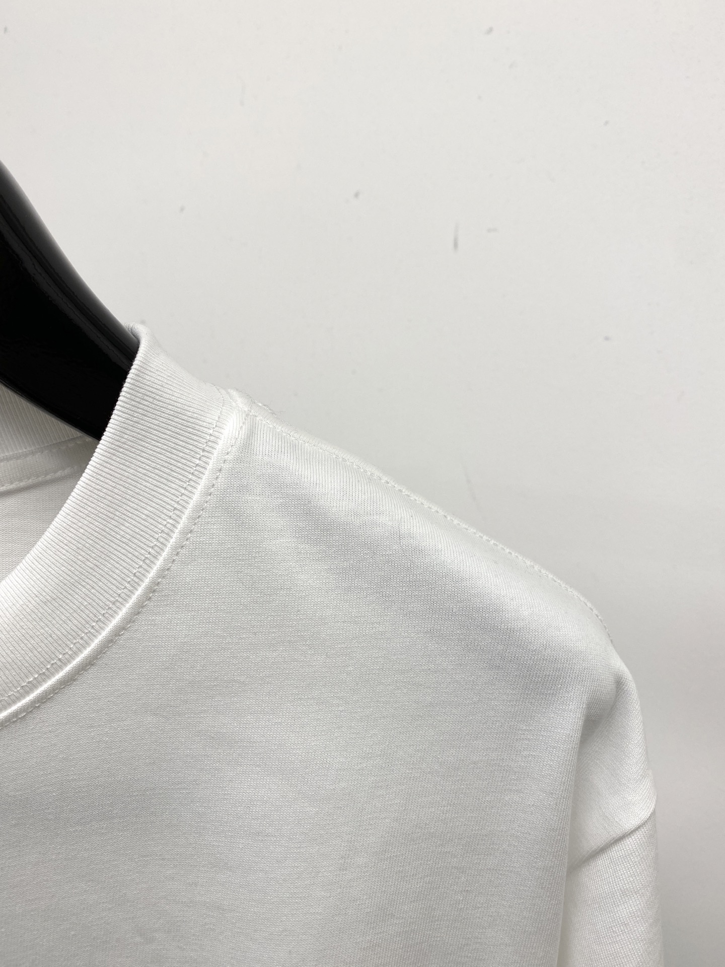 AMIRI、2026新品短袖T恤，帅气时尚，胸前精致刺绣字母图案logo，简约百搭款。面料棉 不仅挺括，