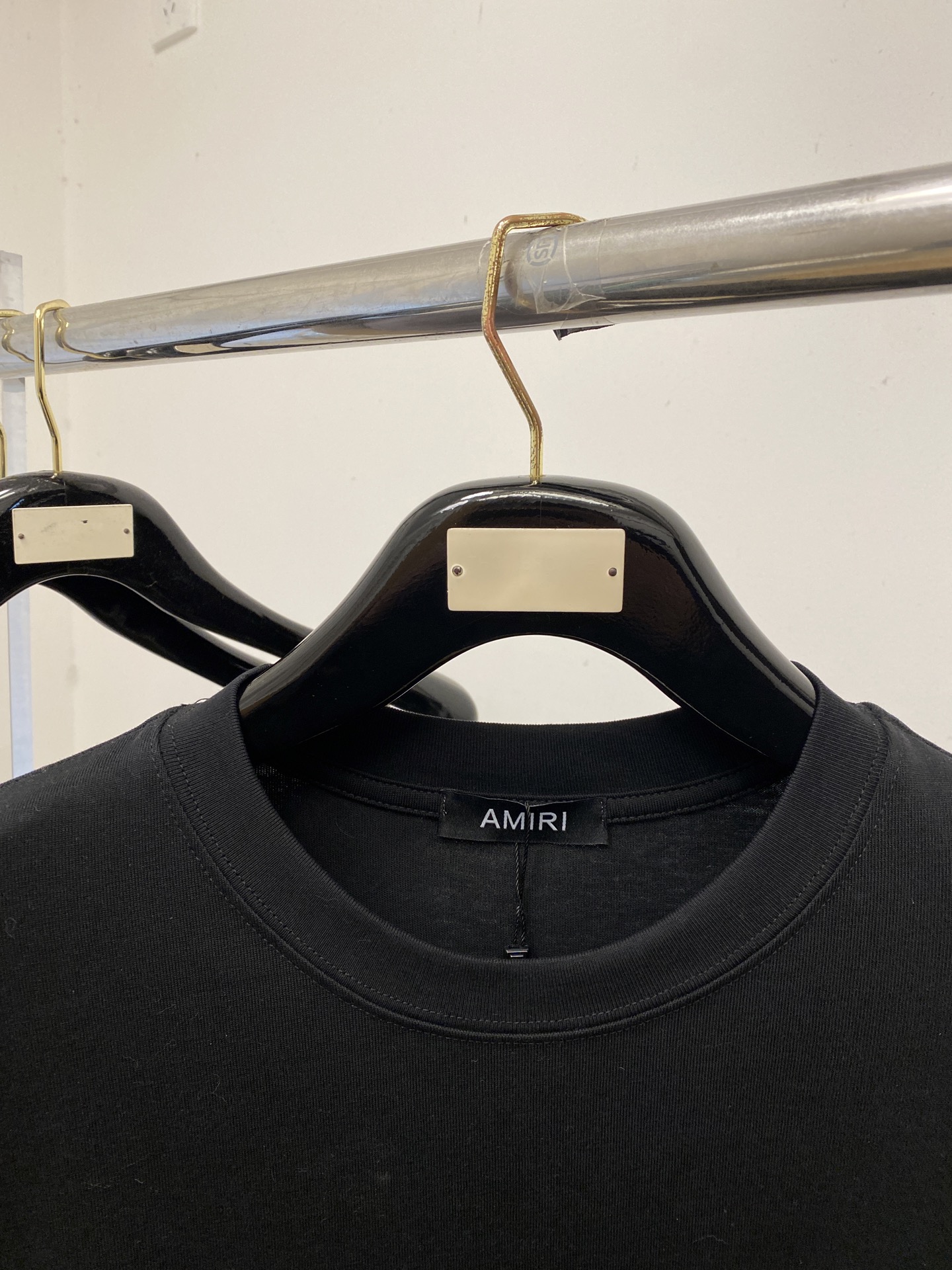 AMIRI、2026新品短袖T恤，帅气时尚，胸前精致刺绣字母图案logo，简约百搭款。面料棉 不仅挺括，