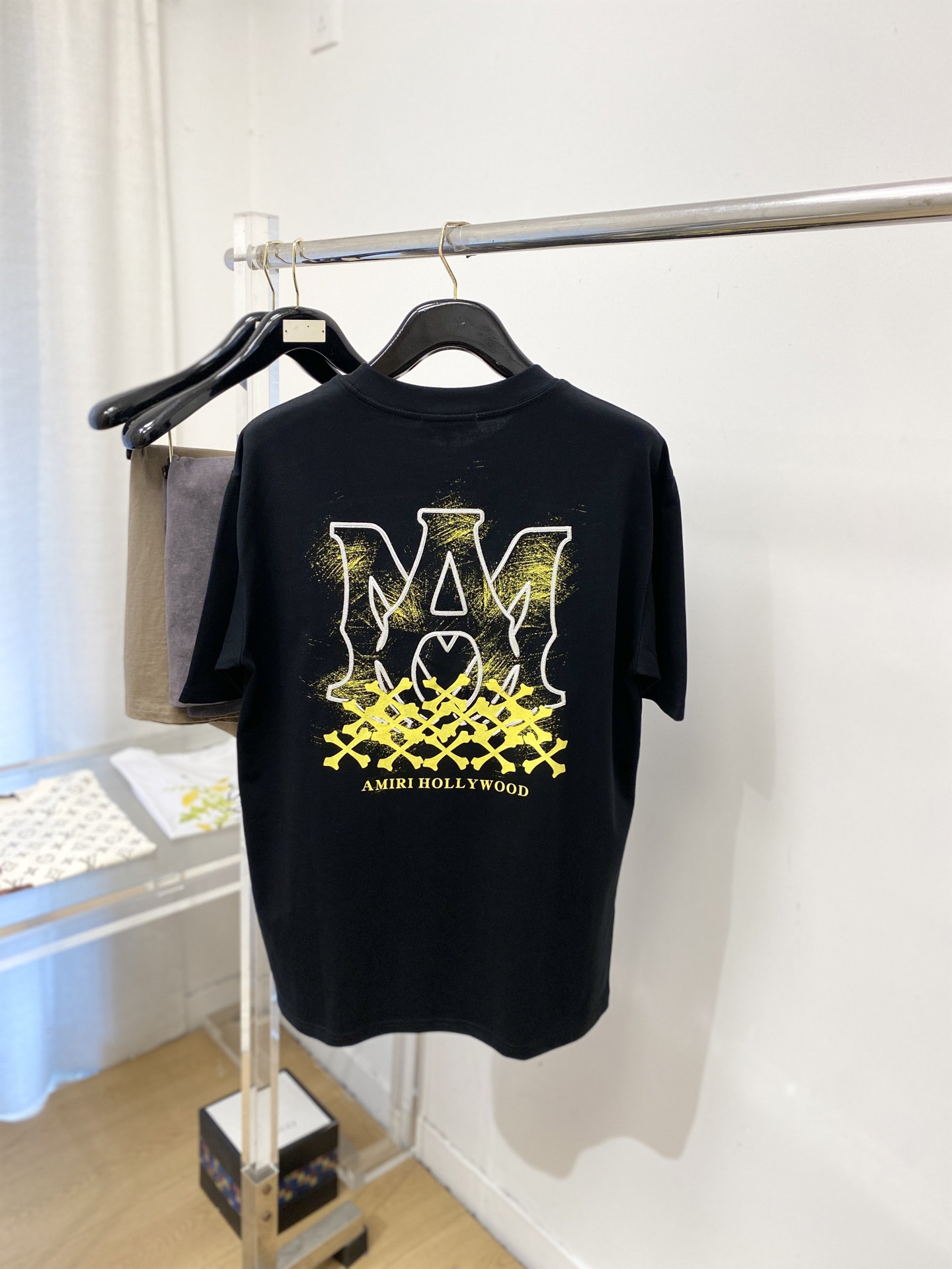 AMIRI、2026新品短袖T恤，帅气时尚，胸前精致刺绣字母图案logo，简约百搭款。面料棉 不仅挺括，