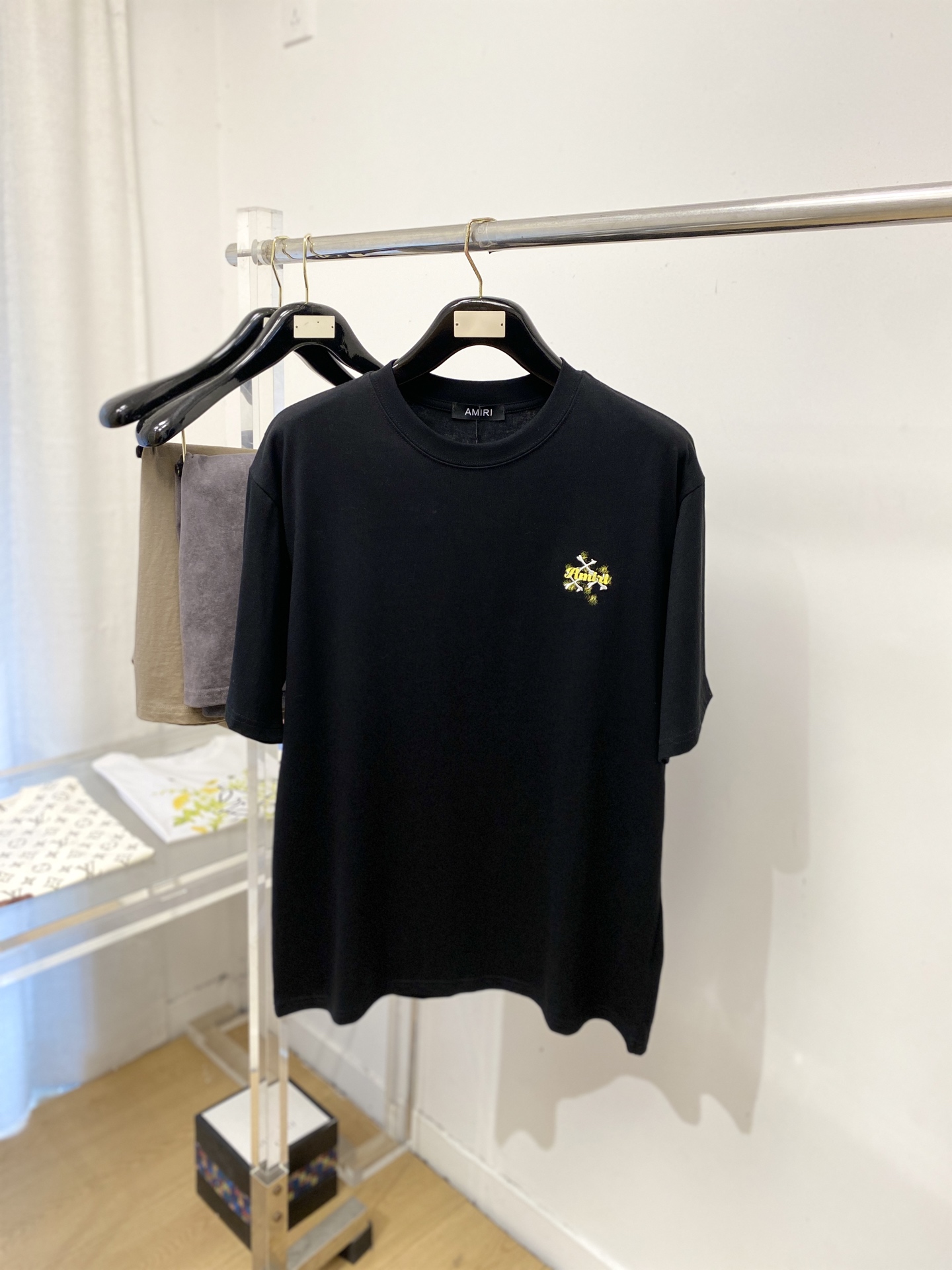 AMIRI、2026新品短袖T恤，帅气时尚，胸前精致刺绣字母图案logo，简约百搭款。面料棉 不仅挺括，