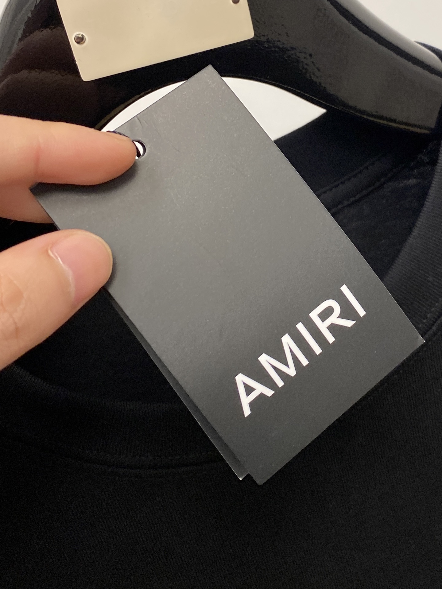 AMIRI、2026新品短袖T恤，帅气时尚，胸前精致刺绣字母图案logo，简约百搭款。面料棉 不仅挺括，