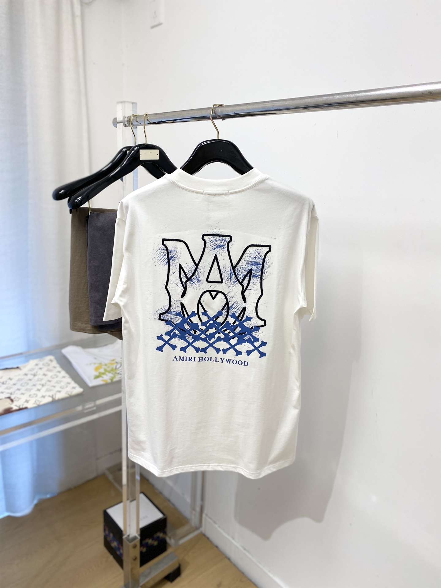 AMIRI、2026新品短袖T恤，帅气时尚，胸前精致刺绣字母图案logo，简约百搭款。面料棉 不仅挺括，