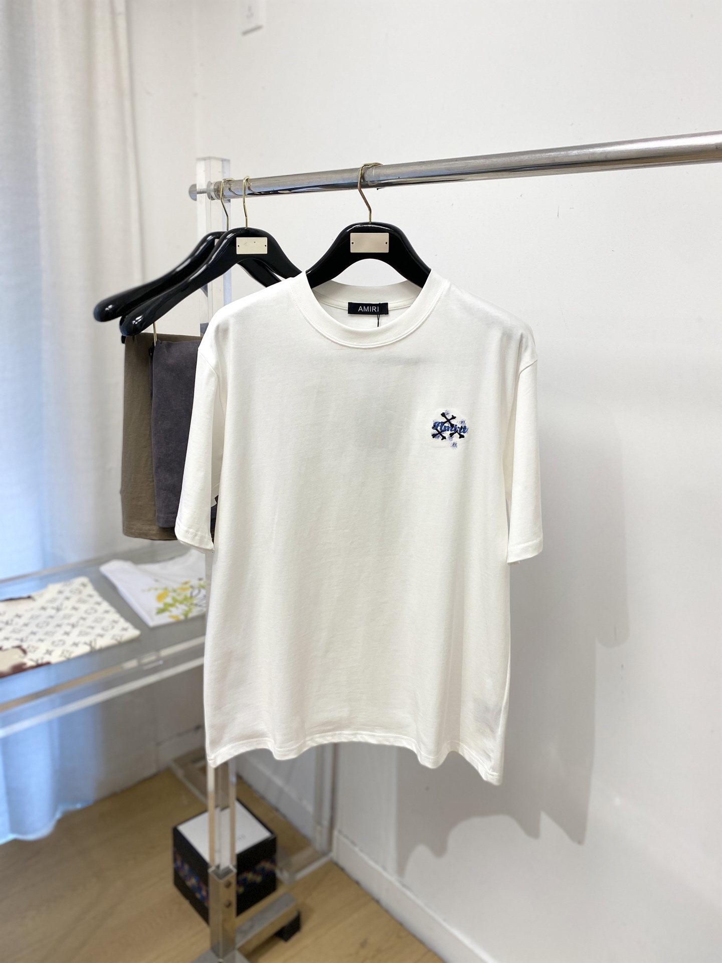 AMIRI、2026新品短袖T恤，帅气时尚，胸前精致刺绣字母图案logo，简约百搭款。面料棉 不仅挺括，