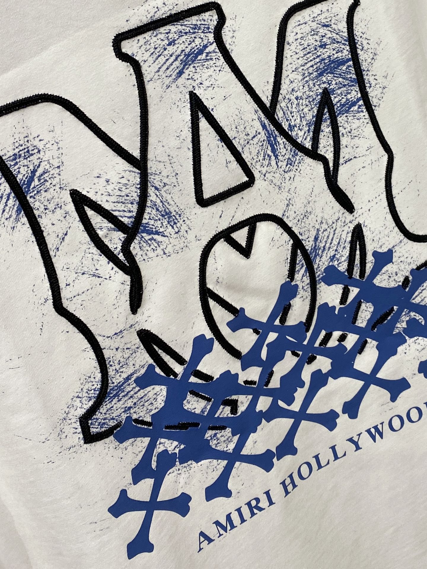 AMIRI、2026新品短袖T恤，帅气时尚，胸前精致刺绣字母图案logo，简约百搭款。面料棉 不仅挺括，
