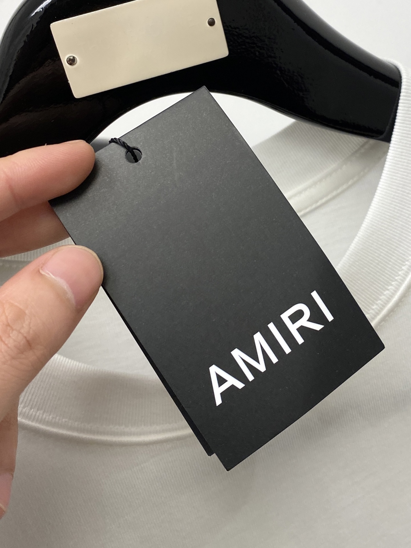 AMIRI、2026新品短袖T恤，帅气时尚，胸前精致刺绣字母图案logo，简约百搭款。面料棉 不仅挺括，
