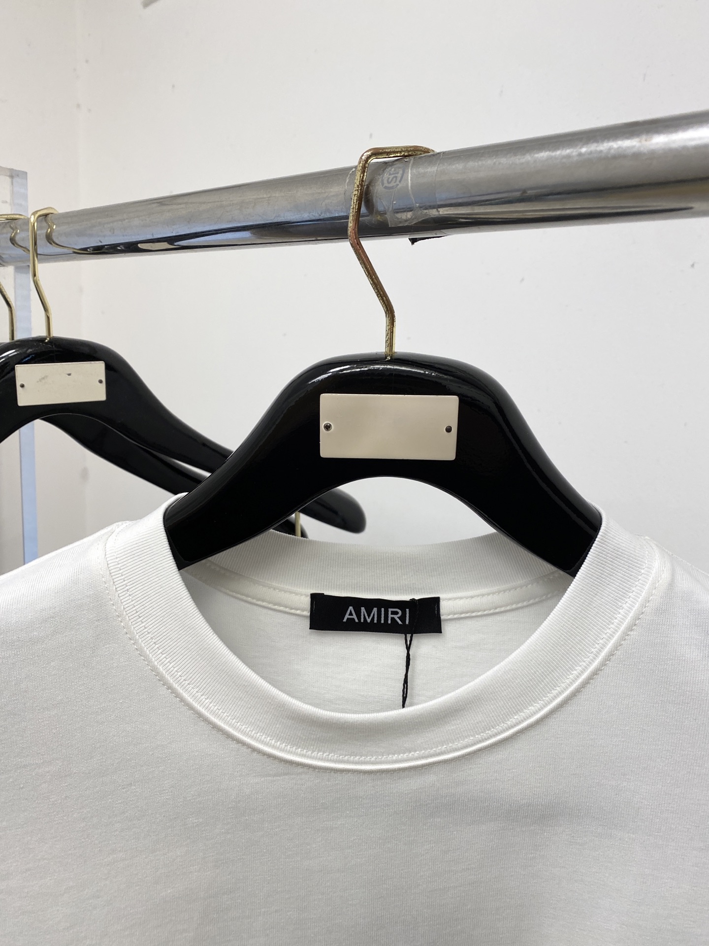 AMIRI、2026新品短袖T恤，帅气时尚，胸前精致刺绣字母图案logo，简约百搭款。面料棉 不仅挺括，
