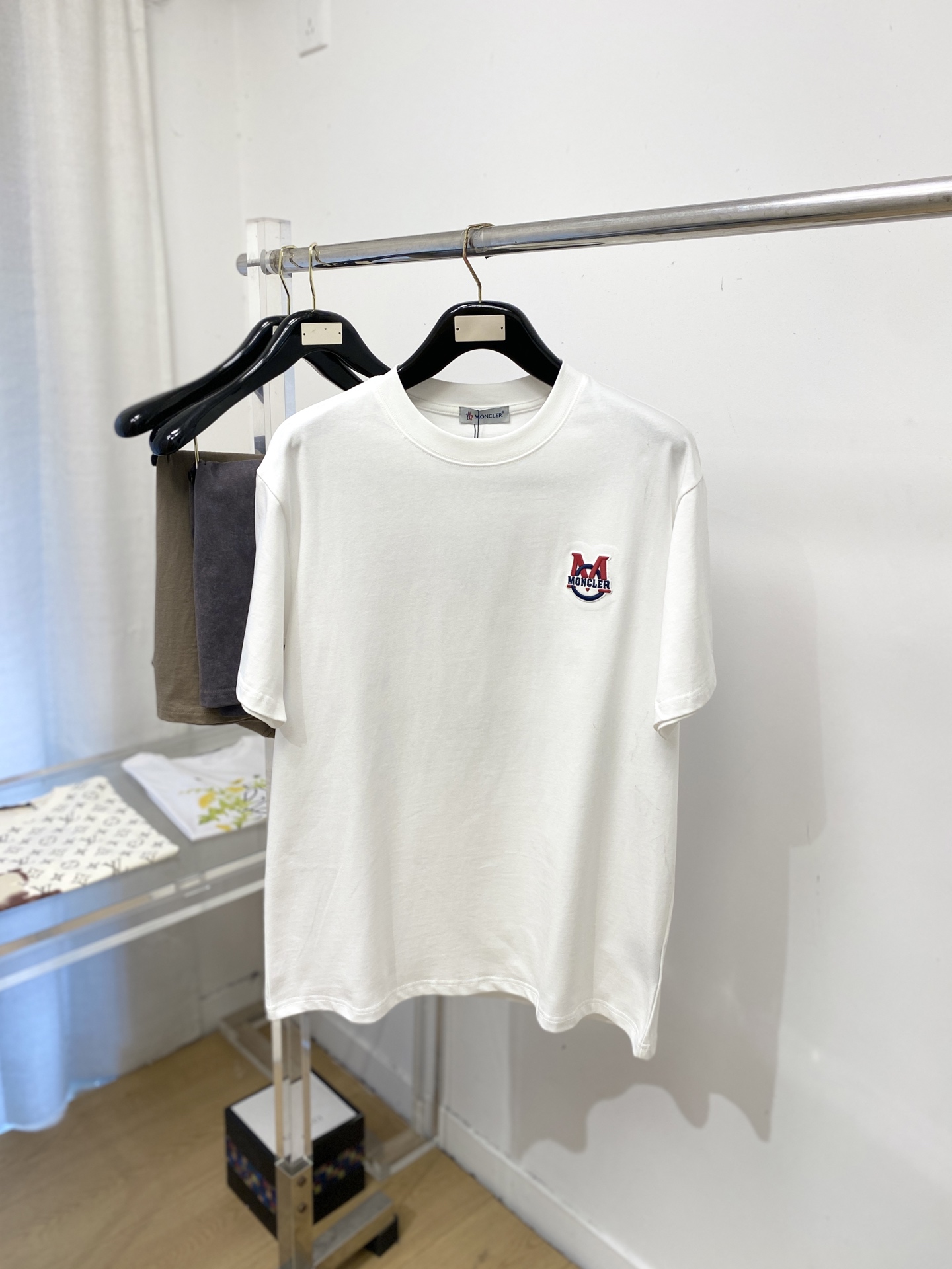 蒙口、2026新品短袖T恤，帅气时尚，胸前精致刺绣图案字母logo，简约百搭款。面料棉 不仅挺括，保持潮