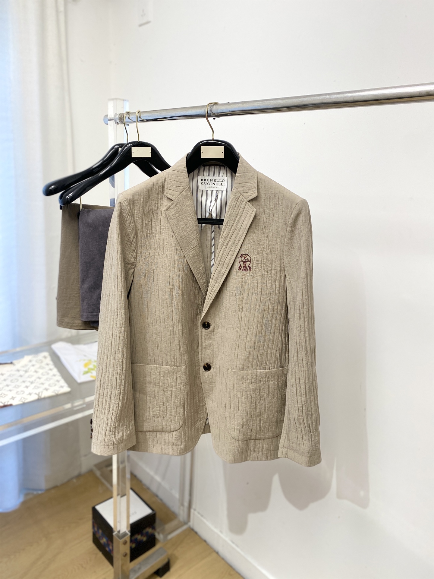 NO:759234,Brunello Cucinelli, 2026 new suit jacket, fashionable and handsome, simple and versatile, exquisite embroidered logo on the chest, customized original fabric, not only stiff and maintain the trendy silhouette, but also comfortable to wear, the yarn is more delicate, size M-3XL,, brunello cucinelli, jackets & coats, business suit,19860909Brunello Cucinelli、2026新品西装外套,时尚帅气,简约百搭款,胸前精致刺绣图案logo,定制原版面料,不仅挺括,保持潮流的廓形,又穿着舒适,纱织更细腻,码数M-3XL,,brunello cucinelli,jackets & coats,business suit,,Men's clothing