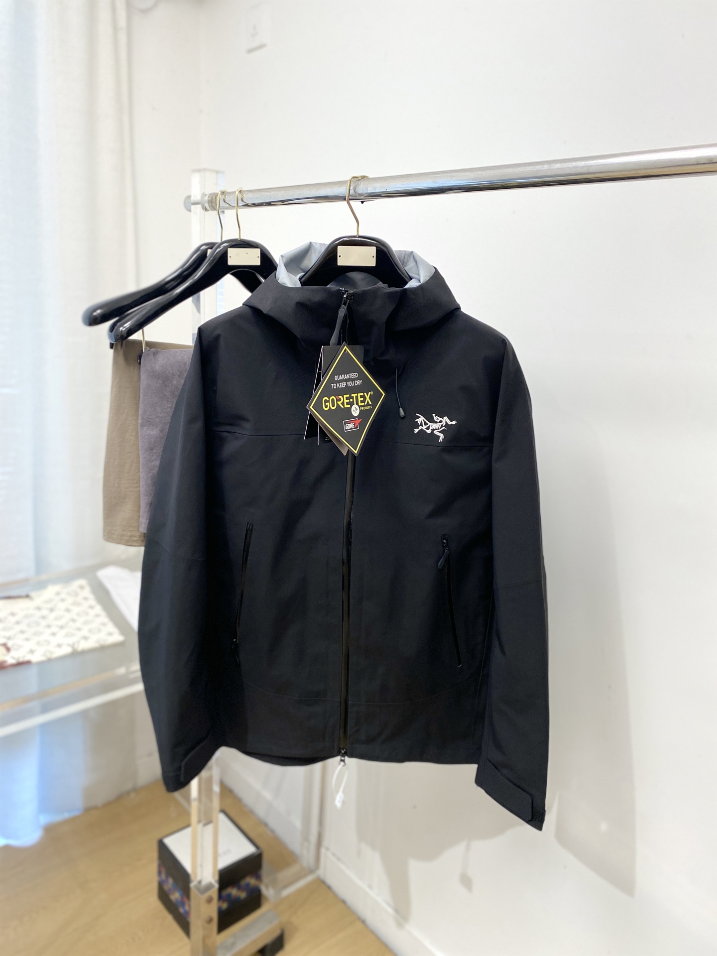 始祖鸟、2026新品夹克外套，时尚帅气，简约百搭款，胸前精致刺绣图案logo，定制原版面料，不仅挺括，保