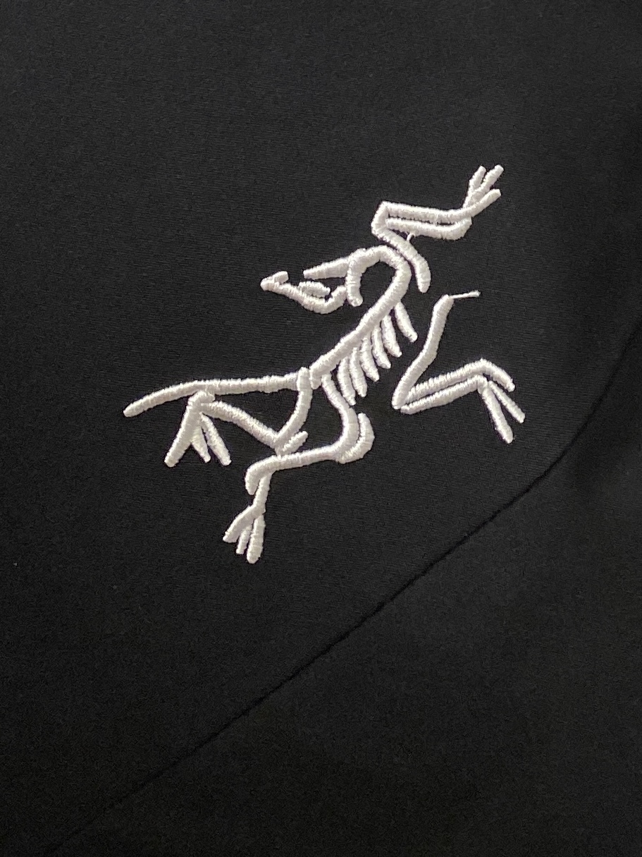 始祖鸟、2026新品夹克外套，时尚帅气，简约百搭款，胸前精致刺绣图案logo，定制原版面料，不仅挺括，保