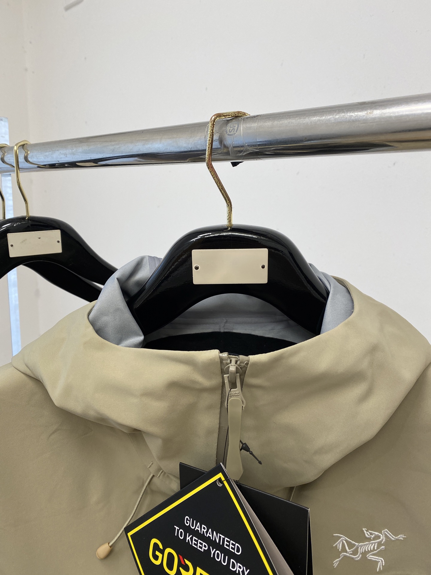 始祖鸟、2026新品夹克外套，时尚帅气，简约百搭款，胸前精致刺绣图案logo，定制原版面料，不仅挺括，保