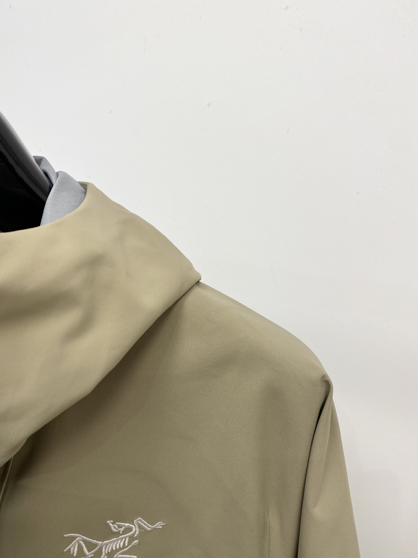 始祖鸟、2026新品夹克外套，时尚帅气，简约百搭款，胸前精致刺绣图案logo，定制原版面料，不仅挺括，保