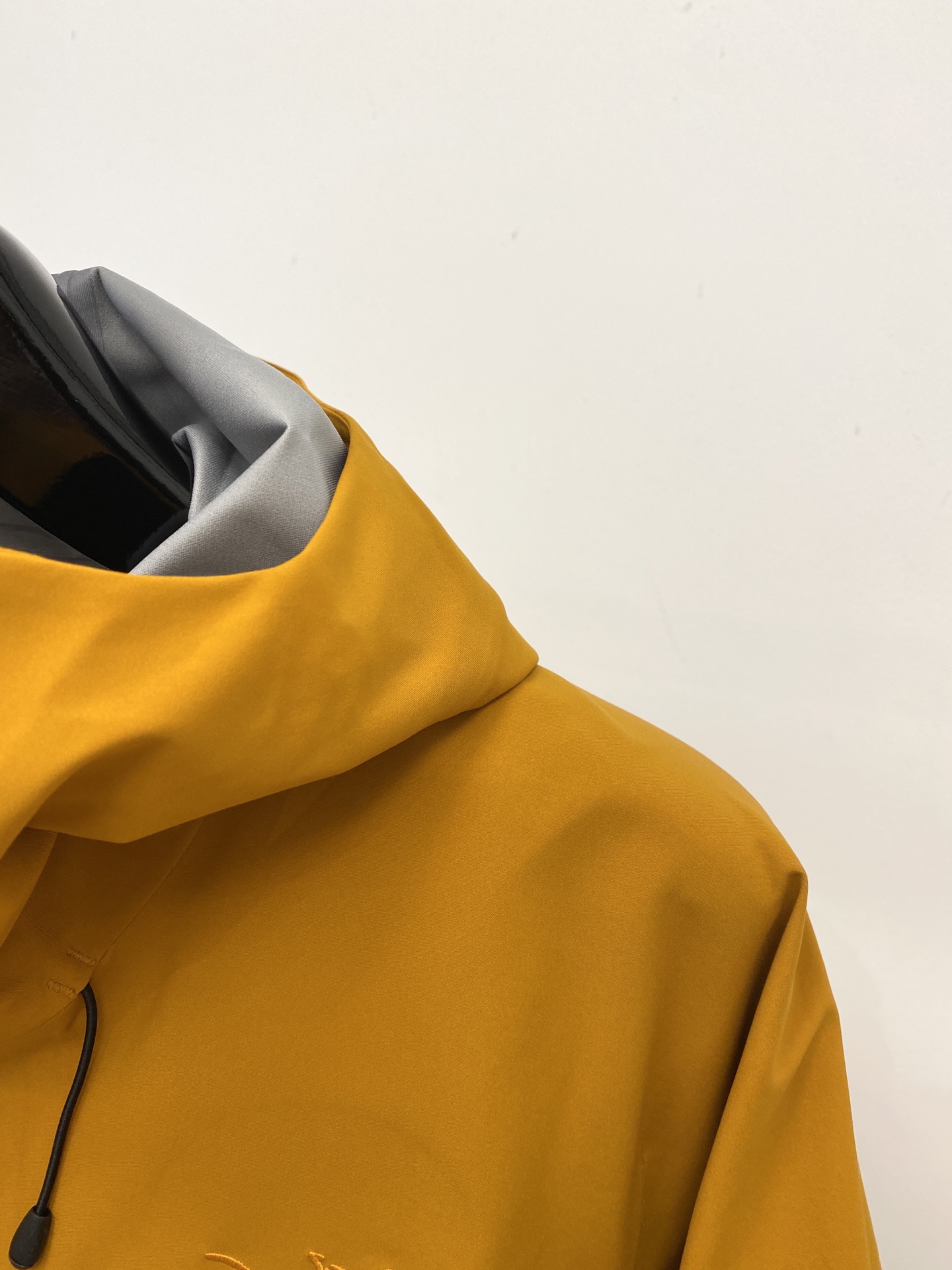 始祖鸟、2026新品夹克外套，时尚帅气，简约百搭款，胸前精致刺绣图案logo，定制原版面料，不仅挺括，保