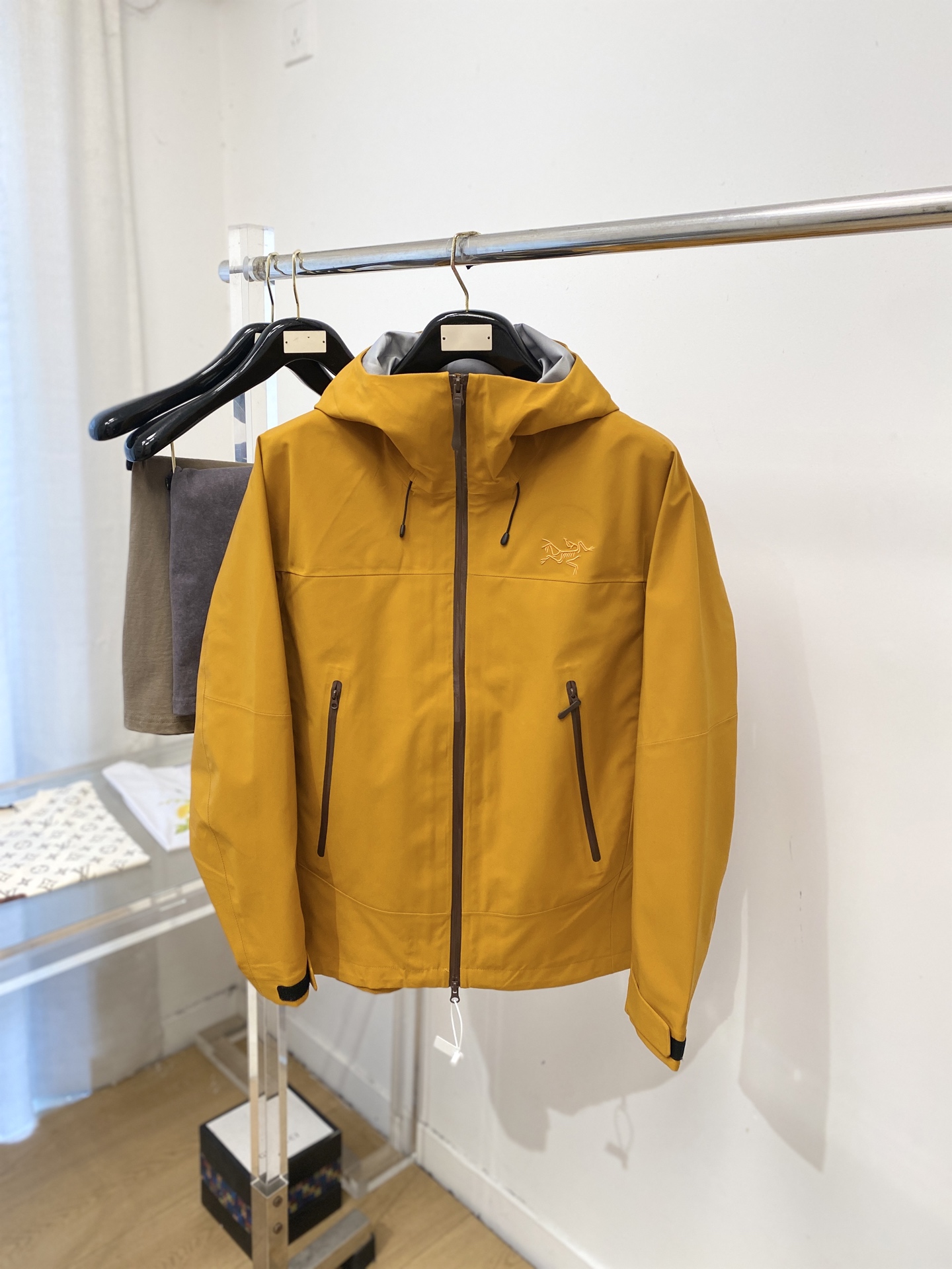 始祖鸟、2026新品夹克外套，时尚帅气，简约百搭款，胸前精致刺绣图案logo，定制原版面料，不仅挺括，保