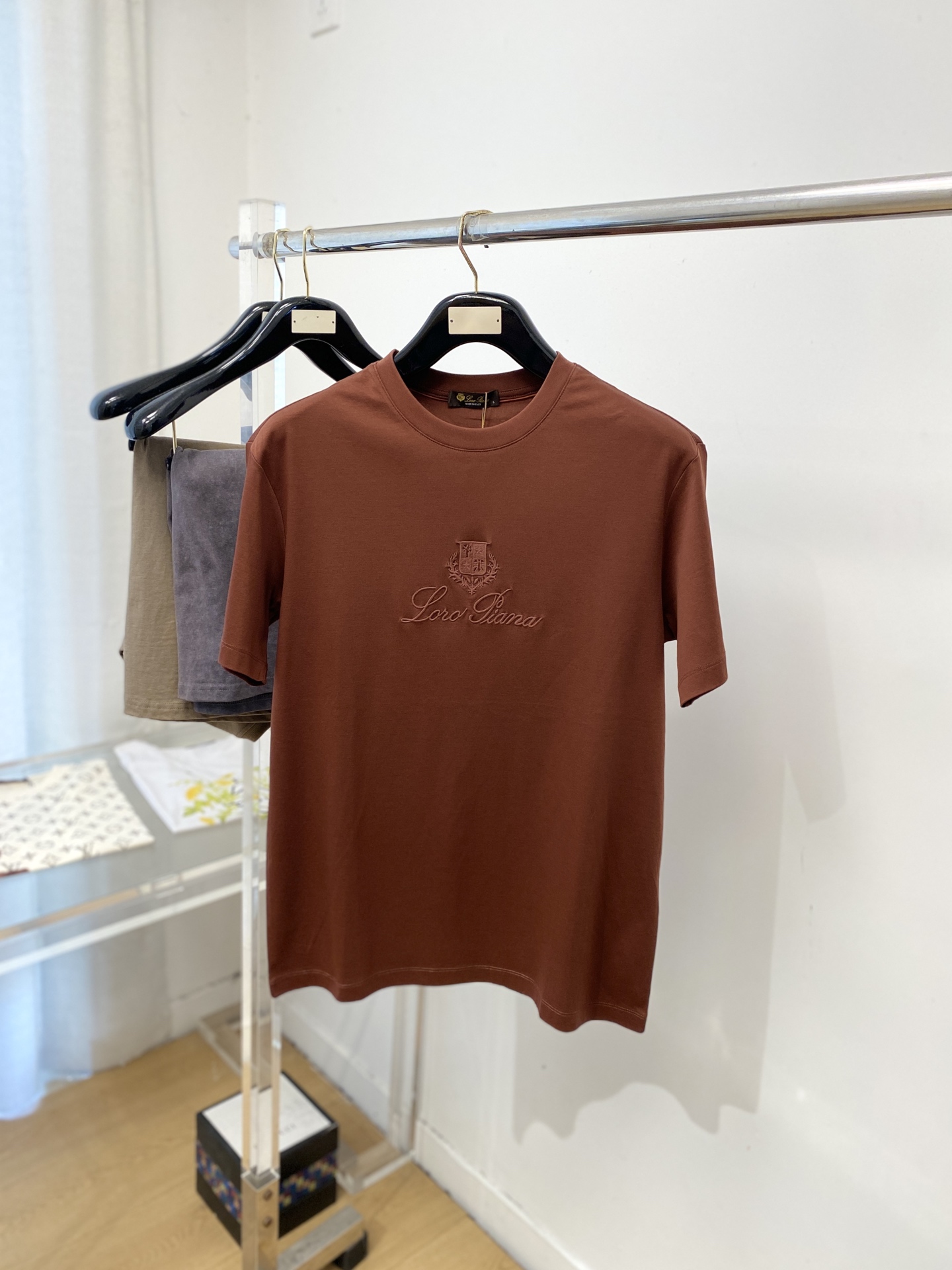 NO:756774,LP, 2026 new short-sleeved T-shirt, handsome and fashionable, exquisite embroidery pattern letter logo on the chest, simple and versatile. The fabric cotton is not only crisp and maintains the trendy silhouette, but also comfortable to wear, and the yarn is more delicate. Size M-3XL, loro piana, T-shirt, tees, t-shirt,19860909LP、2026新品短袖T恤,帅气时尚,胸前精致刺绣图案字母logo,简约百搭款.面料棉 不仅挺括,保持潮流的廓形,又穿着舒适,纱织更细腻,码数M-3XL,,loro piana,T-shirt,tees，t-shirt,,Men's clothing