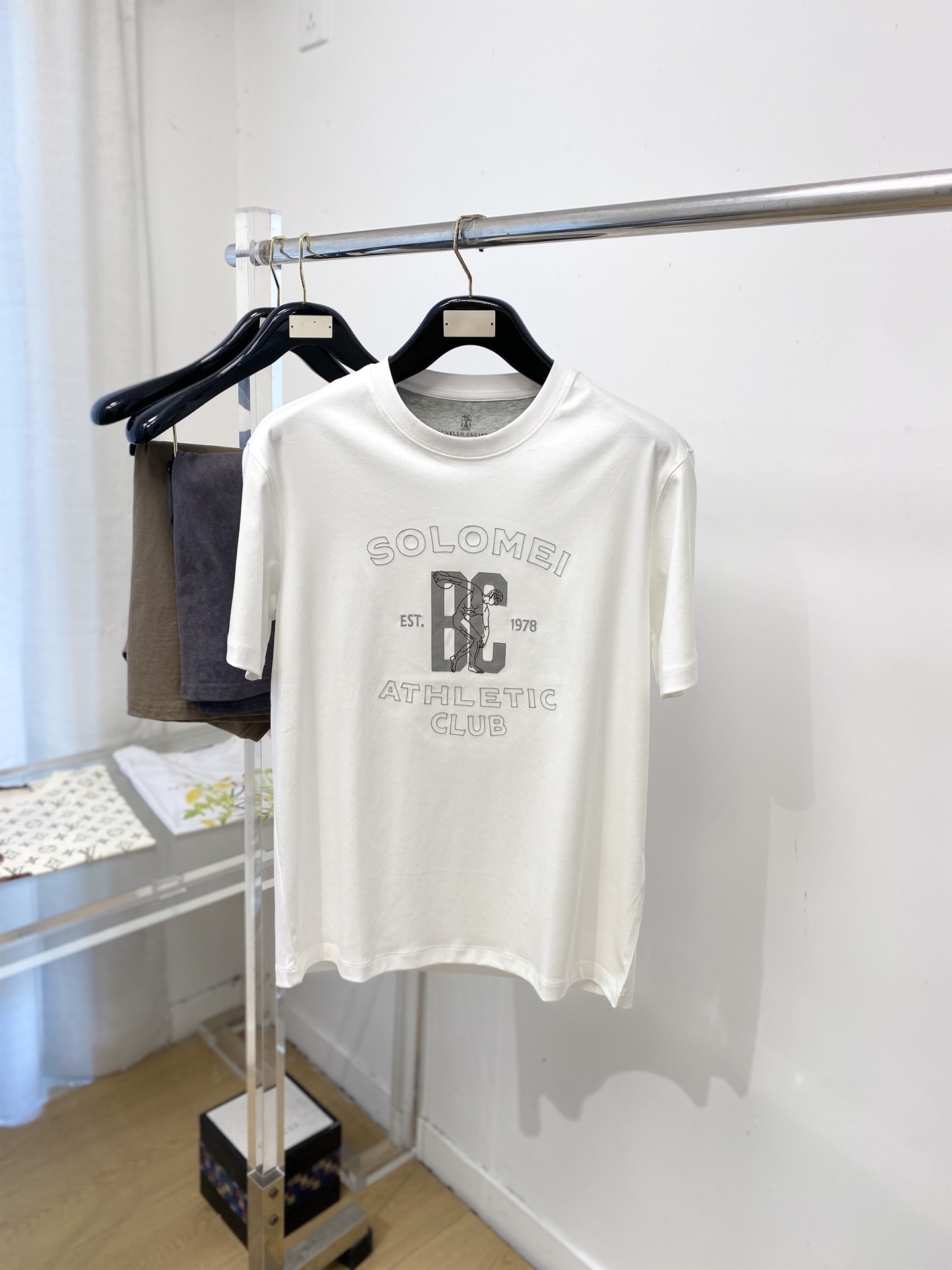 NO:756777,Brunello Cucinelli, 2026 new short-sleeved T-shirt, handsome and fashionable, with exquisite embroidered letter logo on the chest, simple and versatile. The fabric cotton is not only crisp and maintains the trendy silhouette, but also comfortable to wear, and the yarn is more delicate. Size M-3XL,, brunello cucinelli, T-shirt, tees, t-shirt,19860909Brunello Cucinelli、2026新品短袖T恤,帅气时尚,胸前精致刺绣字母logo,简约百搭款.面料棉 不仅挺括,保持潮流的廓形,又穿着舒适,纱织更细腻,码数M-3XL,,brunello cucinelli,T-shirt,tees，t-shirt,,Men's clothing