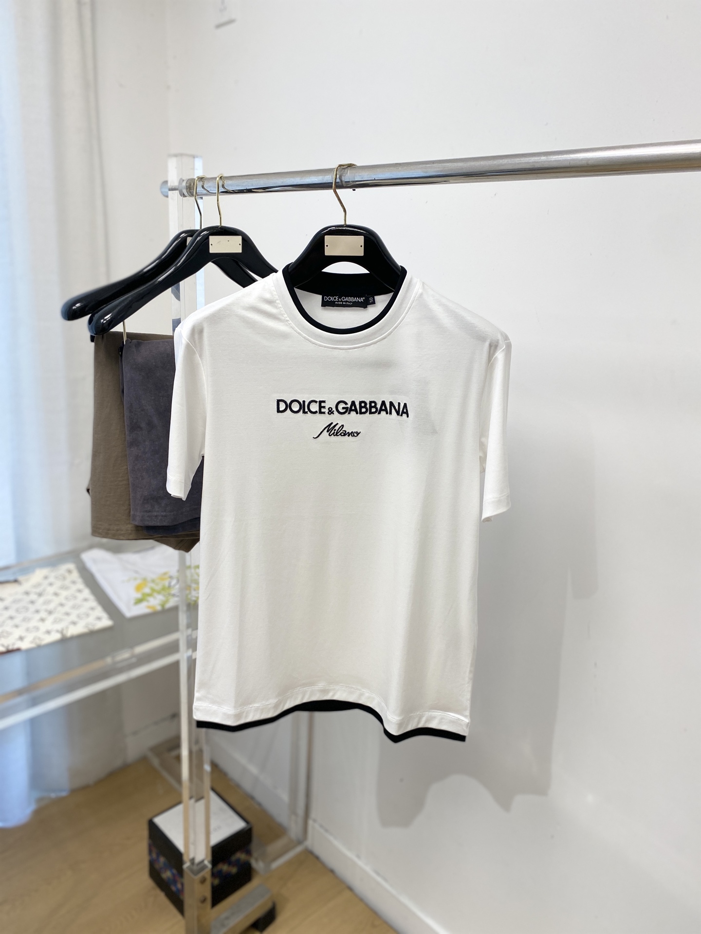 NO:756780,DG, 2026 new short-sleeved T-shirt, handsome and fashionable, exquisite embroidered letter logo on the chest, simple and versatile. The fabric cotton is not only crisp and maintains the trendy silhouette, but also comfortable to wear, and the yarn is more delicate. The size is M-3XL,, T-shirt, tees, t-shirt,19860909DG、2026新品短袖T恤,帅气时尚,胸前精致刺绣字母logo,简约百搭款.面料棉 不仅挺括,保持潮流的廓形,又穿着舒适,纱织更细腻,码数M-3XL,,T-shirt,tees，t-shirt,,Men's clothing