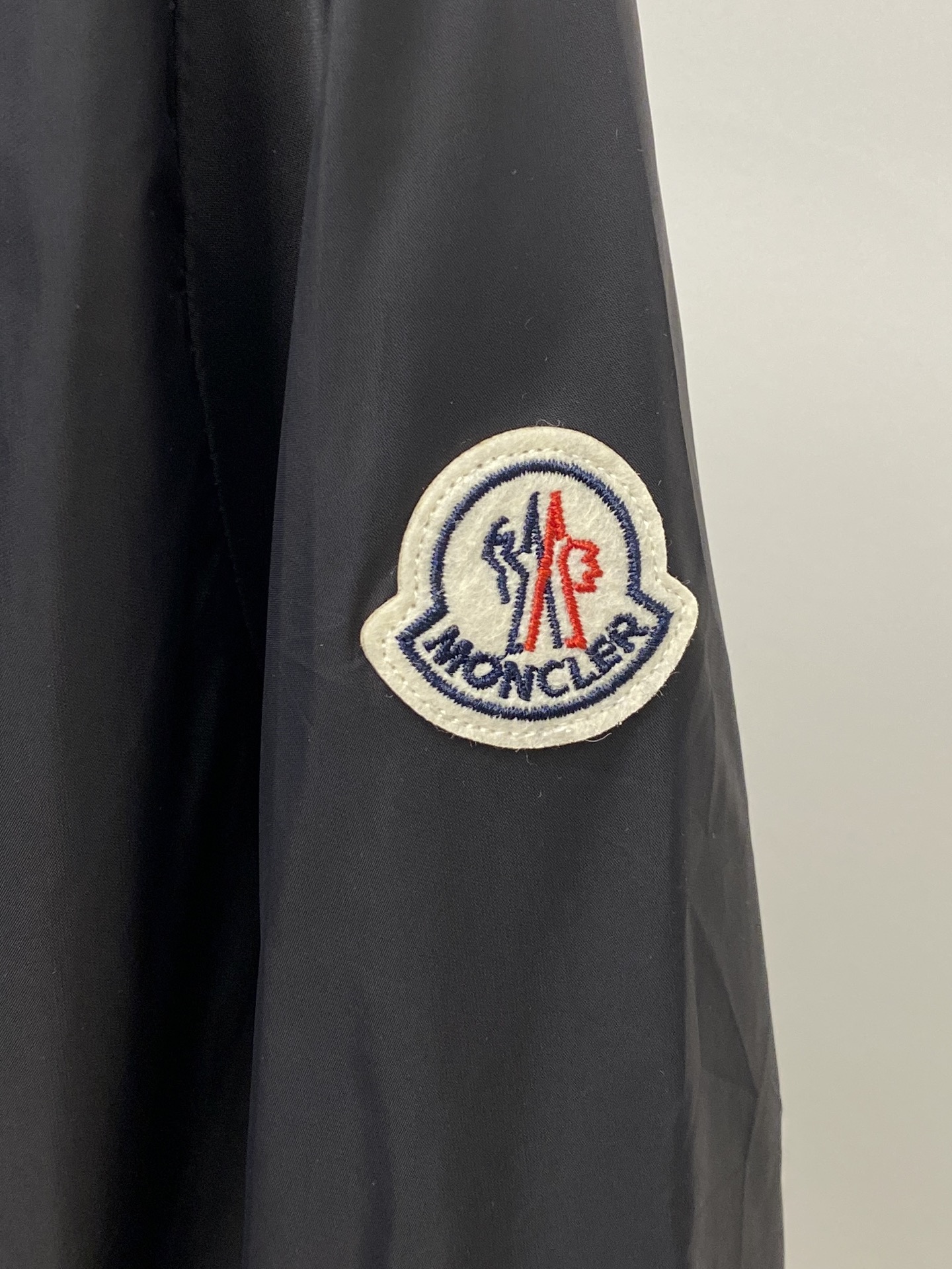 蒙口、2026新品夹克外套，时尚帅气，简约百搭款，袖口刺绣装饰图案logo，定制原版面料，不仅挺括，保持