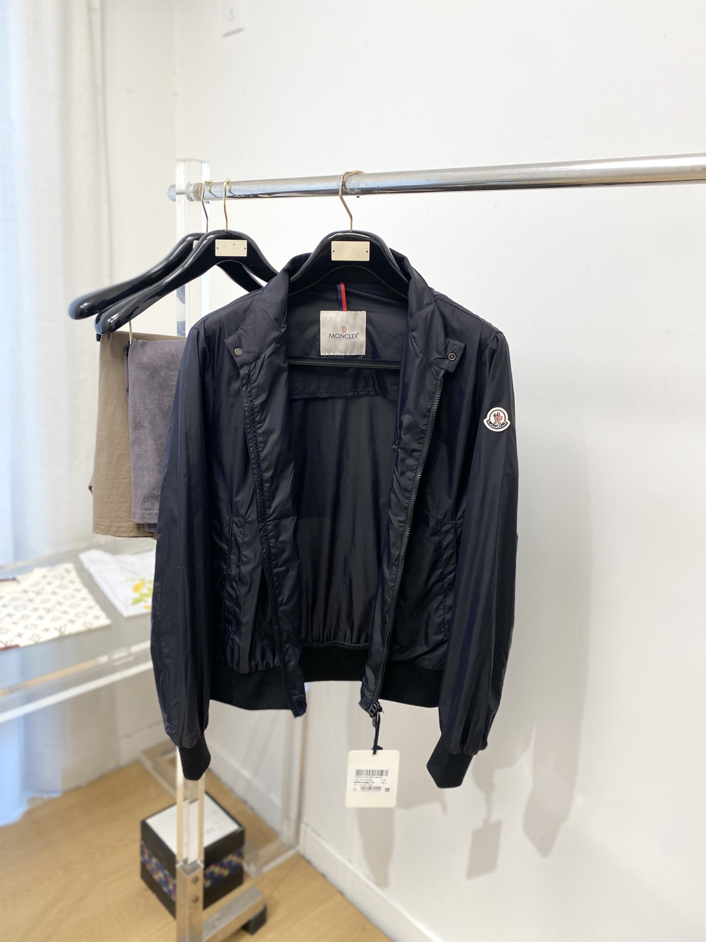 蒙口、2026新品夹克外套，时尚帅气，简约百搭款，袖口刺绣装饰图案logo，定制原版面料，不仅挺括，保持