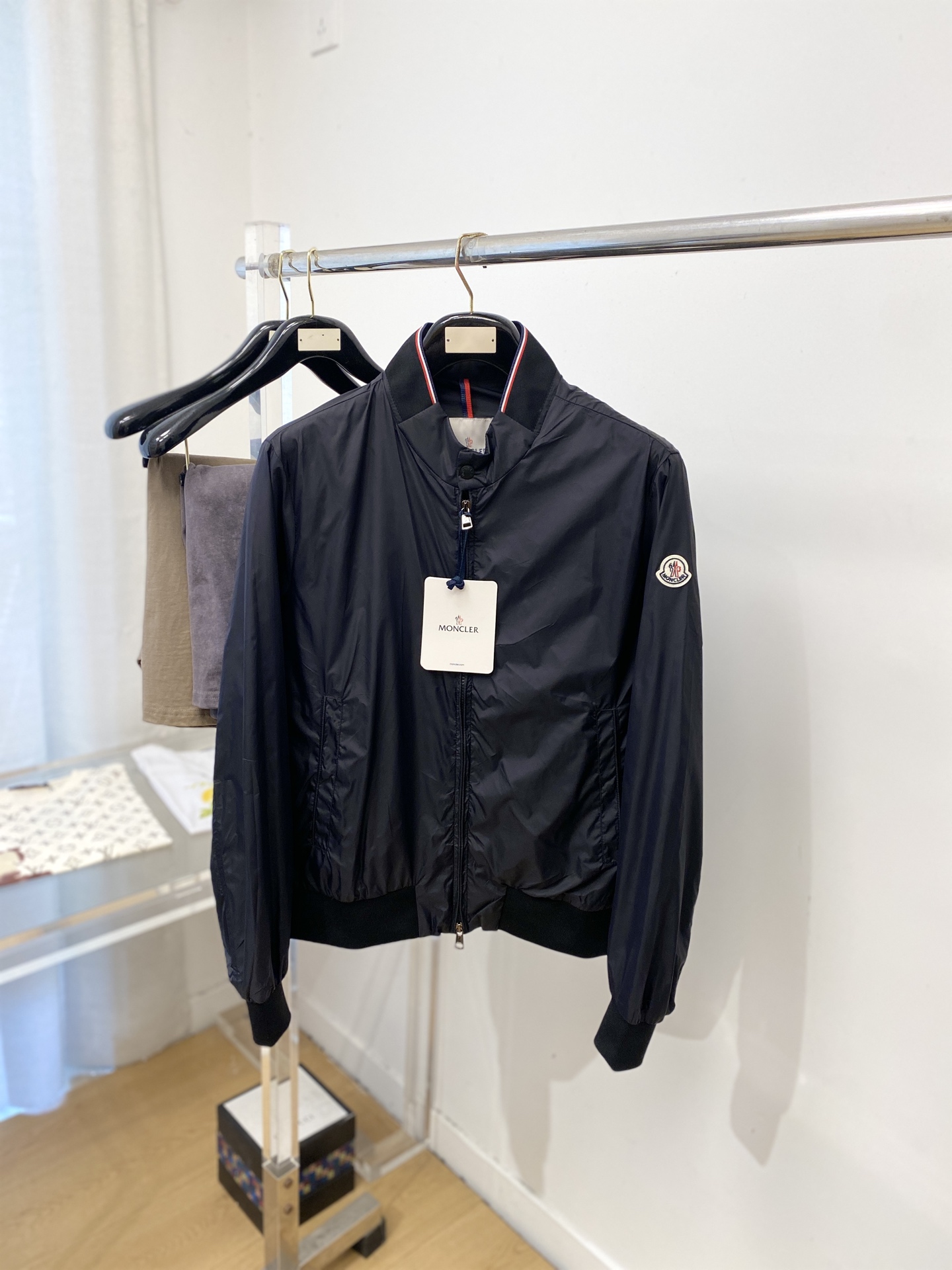 NO:756794,Moncler, 2026 new jacket jacket, fashionable and handsome, simple and versatile, cuffs embroidered with decorative pattern logo, customized original fabric, not only crisp and trendy silhouette, but also comfortable to wear, more delicate yarn weaving, size M-3XL,,Moncler,jackets & coats,jackets & coats,19860909蒙口、2026新品夹克外套,时尚帅气,简约百搭款,袖口刺绣装饰图案logo,定制原版面料,不仅挺括,保持潮流的廓形,又穿着舒适,纱织更细腻,码数M-3XL,,Moncler,jackets & coats,jackets & coats,,Men's clothing