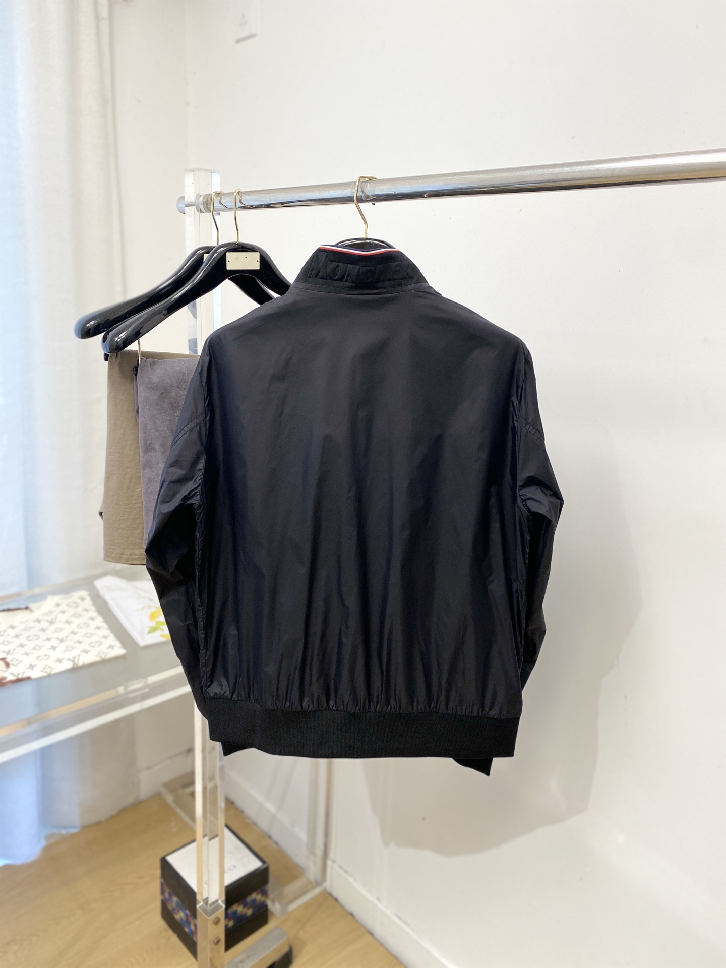 蒙口、2026新品夹克外套，时尚帅气，简约百搭款，袖口刺绣装饰图案logo，定制原版面料，不仅挺括，保持