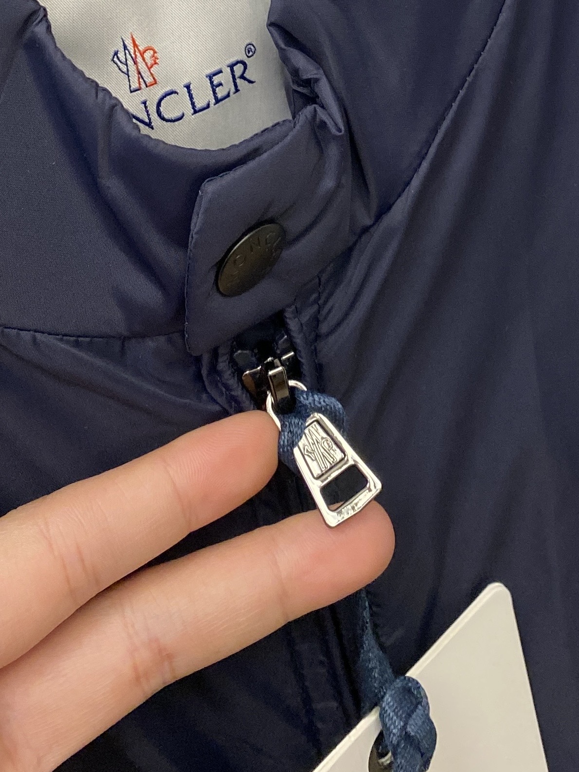 蒙口、2026新品夹克外套，时尚帅气，简约百搭款，袖口刺绣装饰图案logo，定制原版面料，不仅挺括，保持