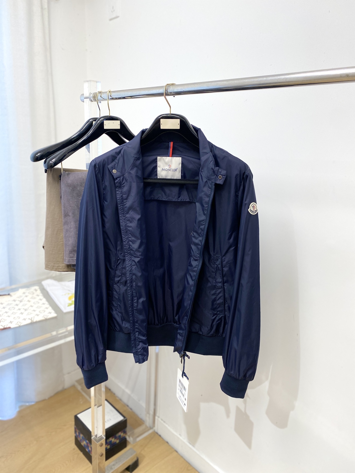 蒙口、2026新品夹克外套，时尚帅气，简约百搭款，袖口刺绣装饰图案logo，定制原版面料，不仅挺括，保持