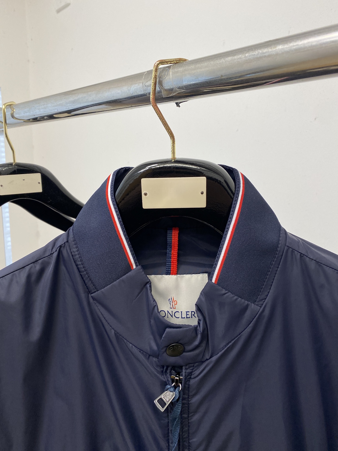 蒙口、2026新品夹克外套，时尚帅气，简约百搭款，袖口刺绣装饰图案logo，定制原版面料，不仅挺括，保持