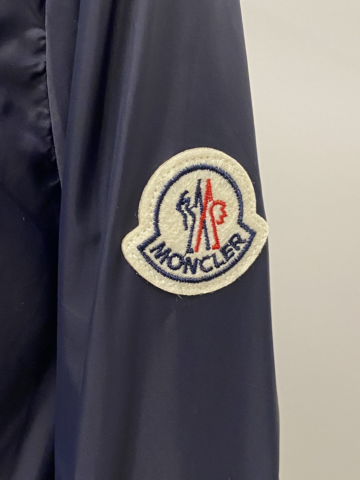 蒙口、2026新品夹克外套，时尚帅气，简约百搭款，袖口刺绣装饰图案logo，定制原版面料，不仅挺括，保持